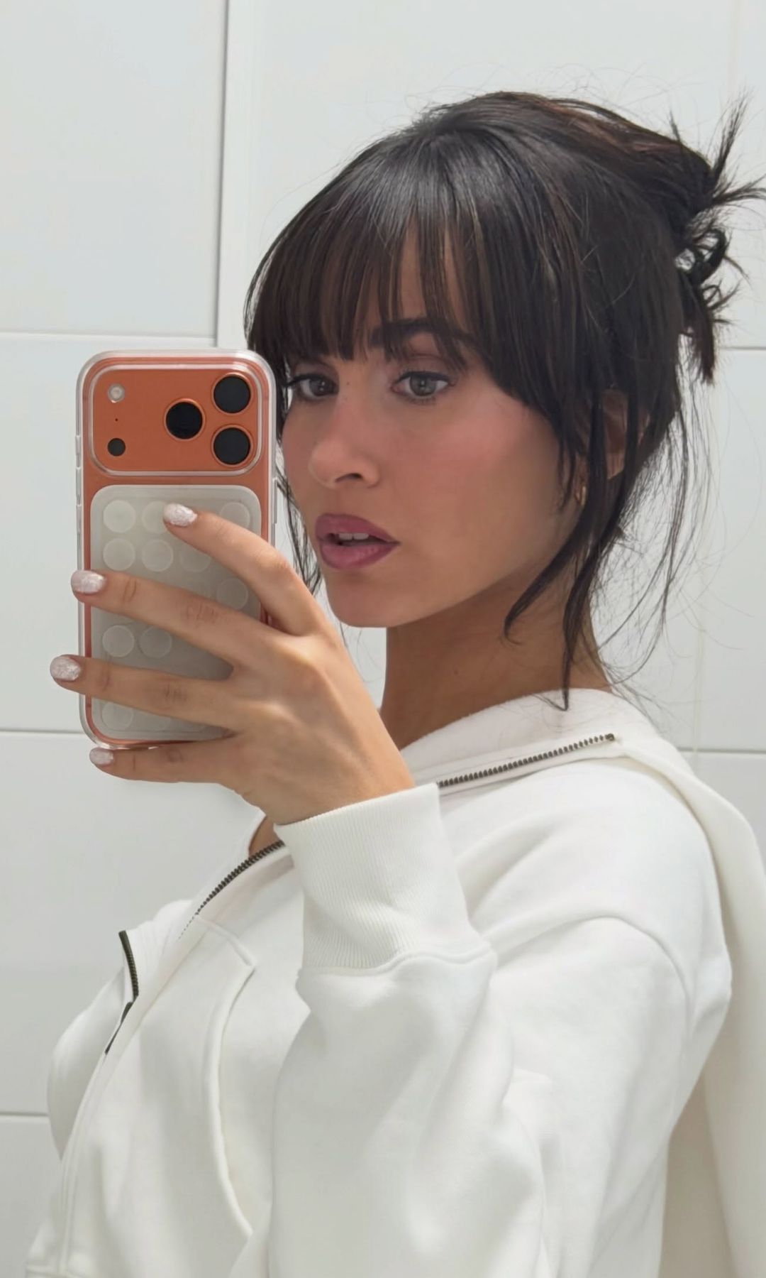 Manicura plateada de Aitana con brillo