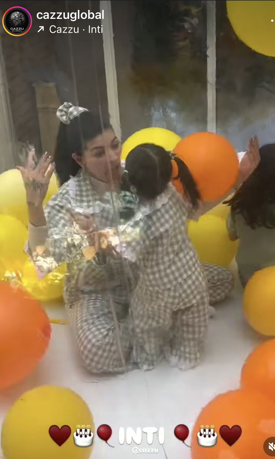 Cazzu en la fiesta de Inti por su cumpleaños número dos.
