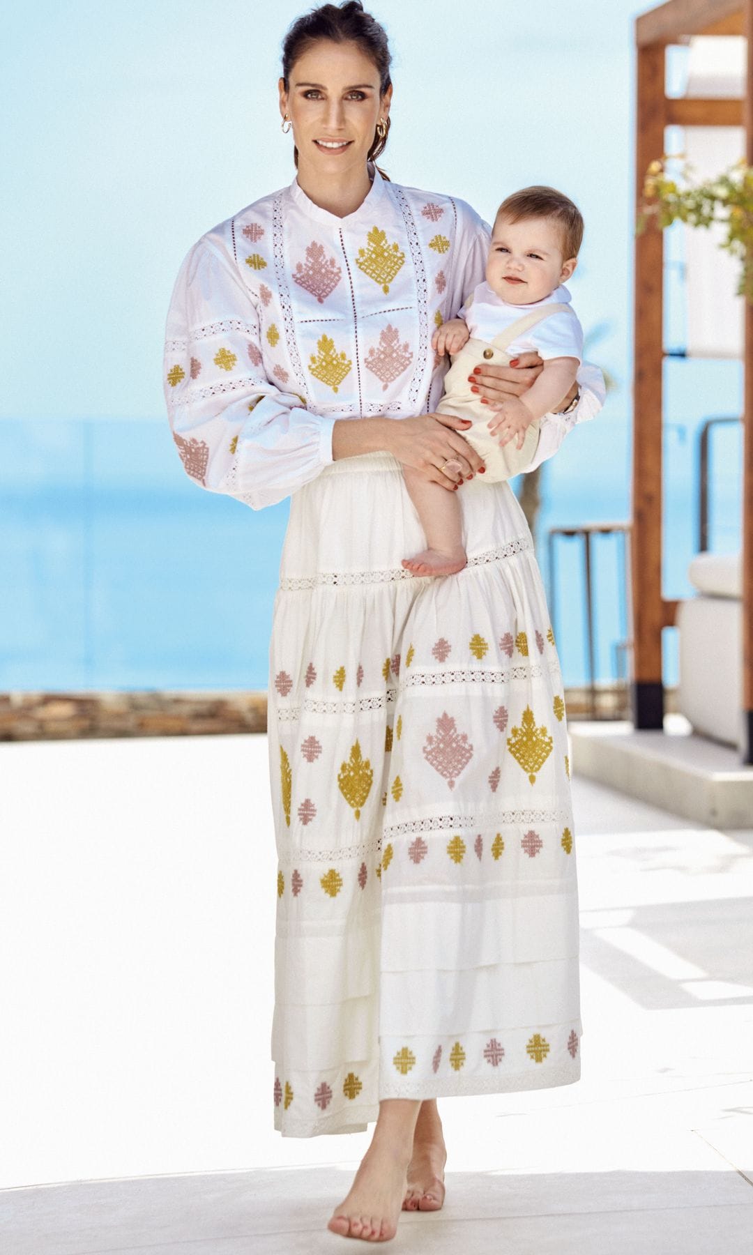 Lucía Villalón con su bebé en brazos