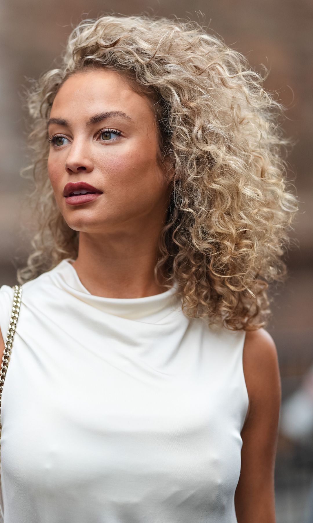 Mujer con pelo rizado
