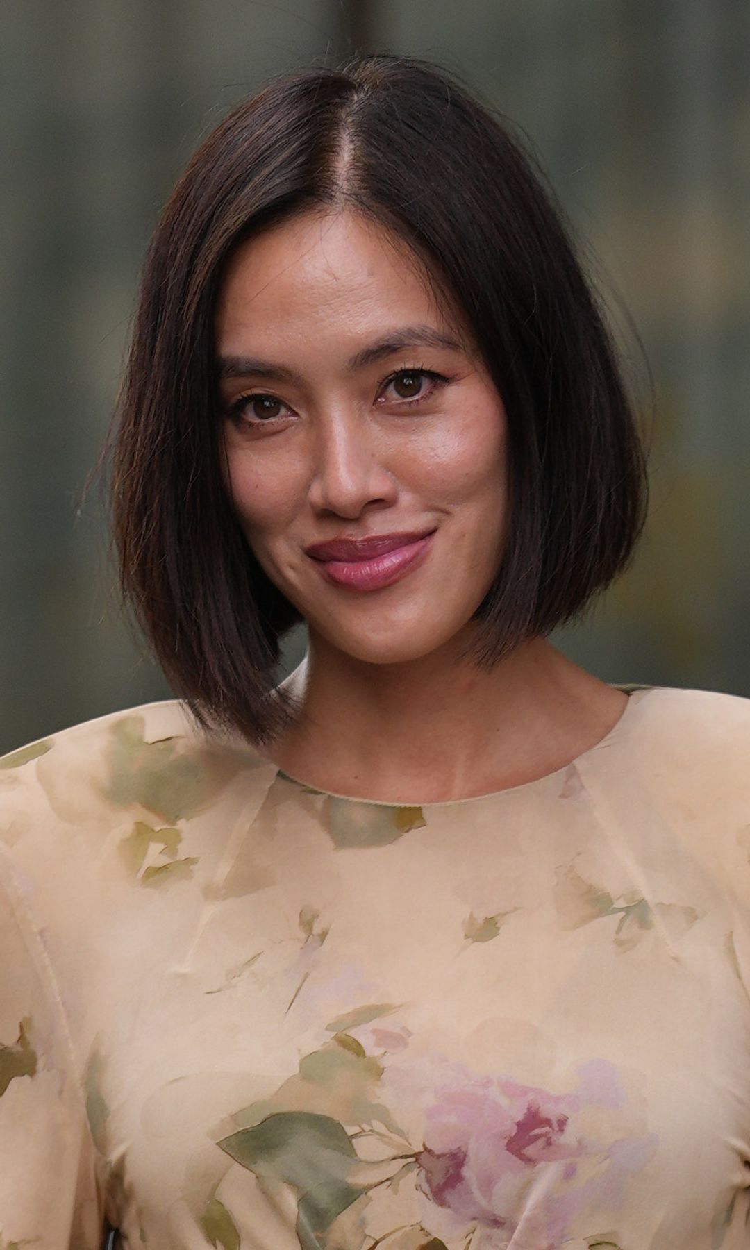 Corte de pelo corto de mujer asimétrico
