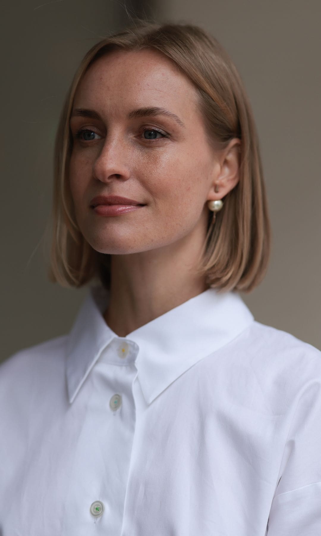  Mujer con cabello rubio