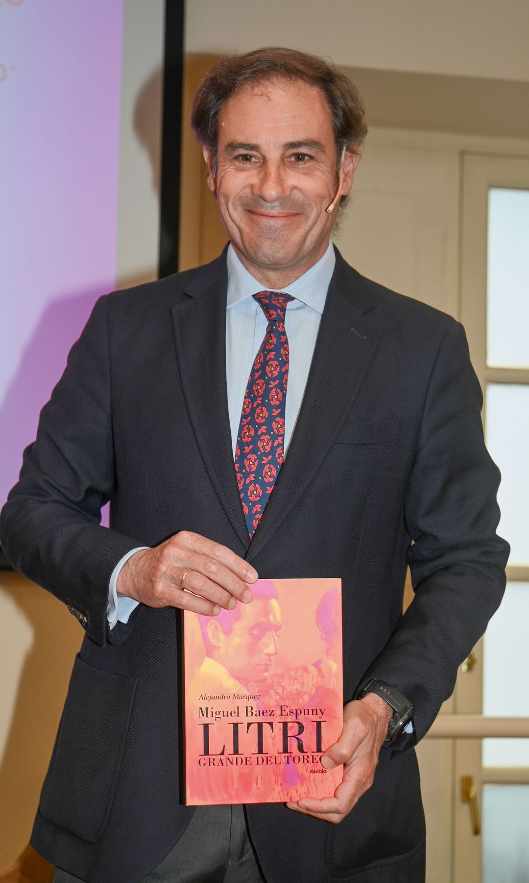 El Litri, sosteniendo un libro sobre su padre