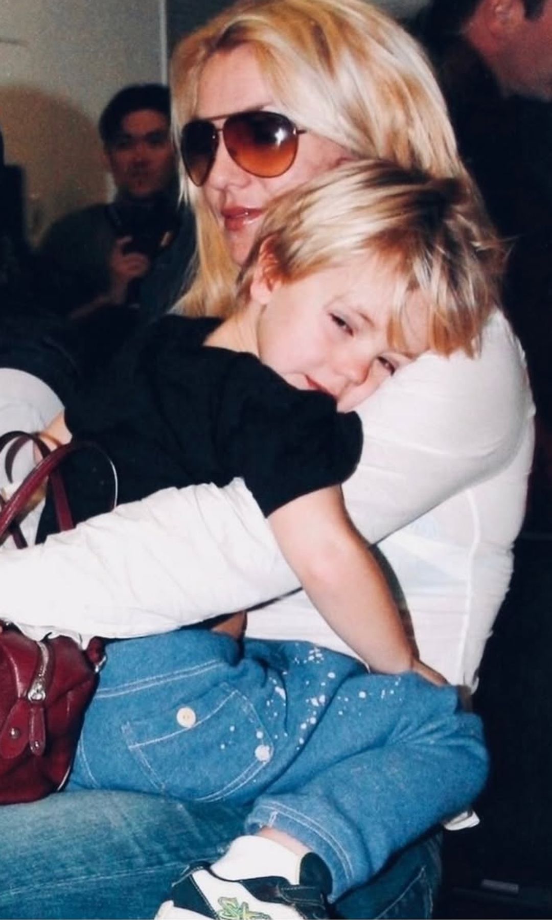 El carrusel incluía una fotografía antigua de Britney con uno de sus hijos cuando era pequeño, una imagen que alimentó aún más las teorías de sus seguidores