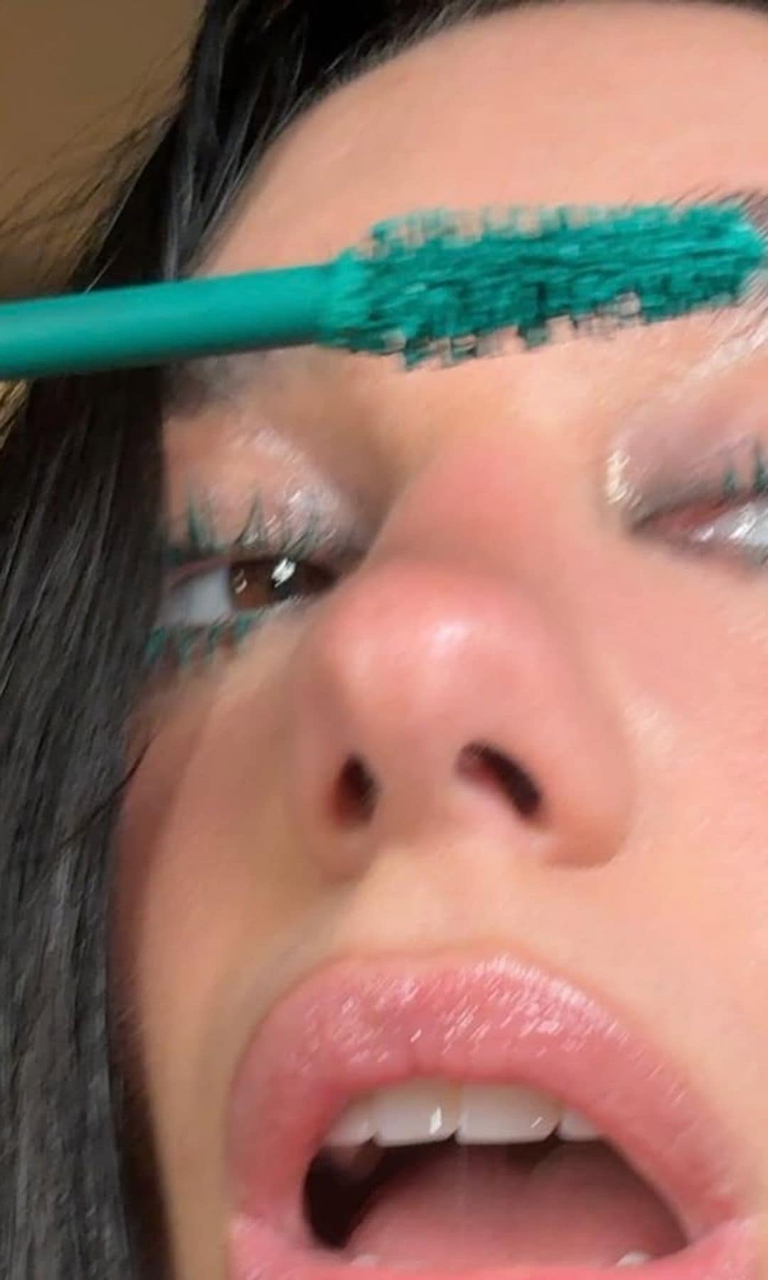 Dua Lipa máscara de pestañas