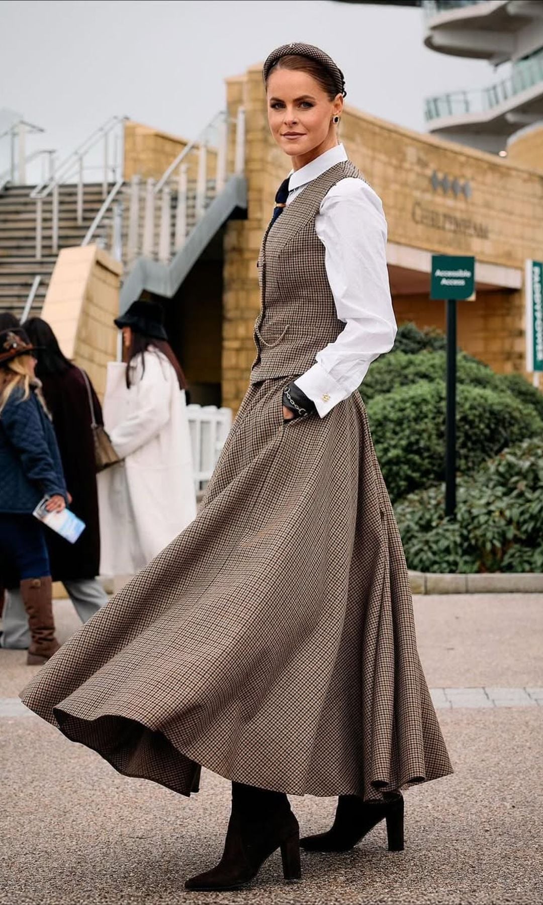 Jade Holland Cooper en las carreras de caballos de Cheltenham, 2025.