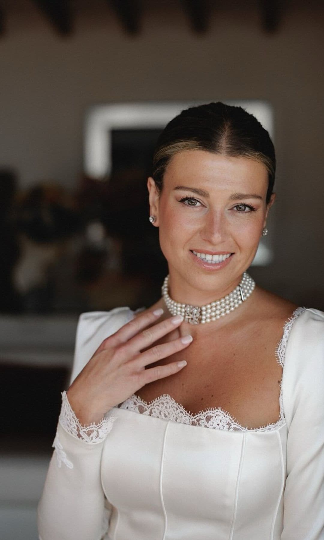 Novia con choker de perlas y camafeo
