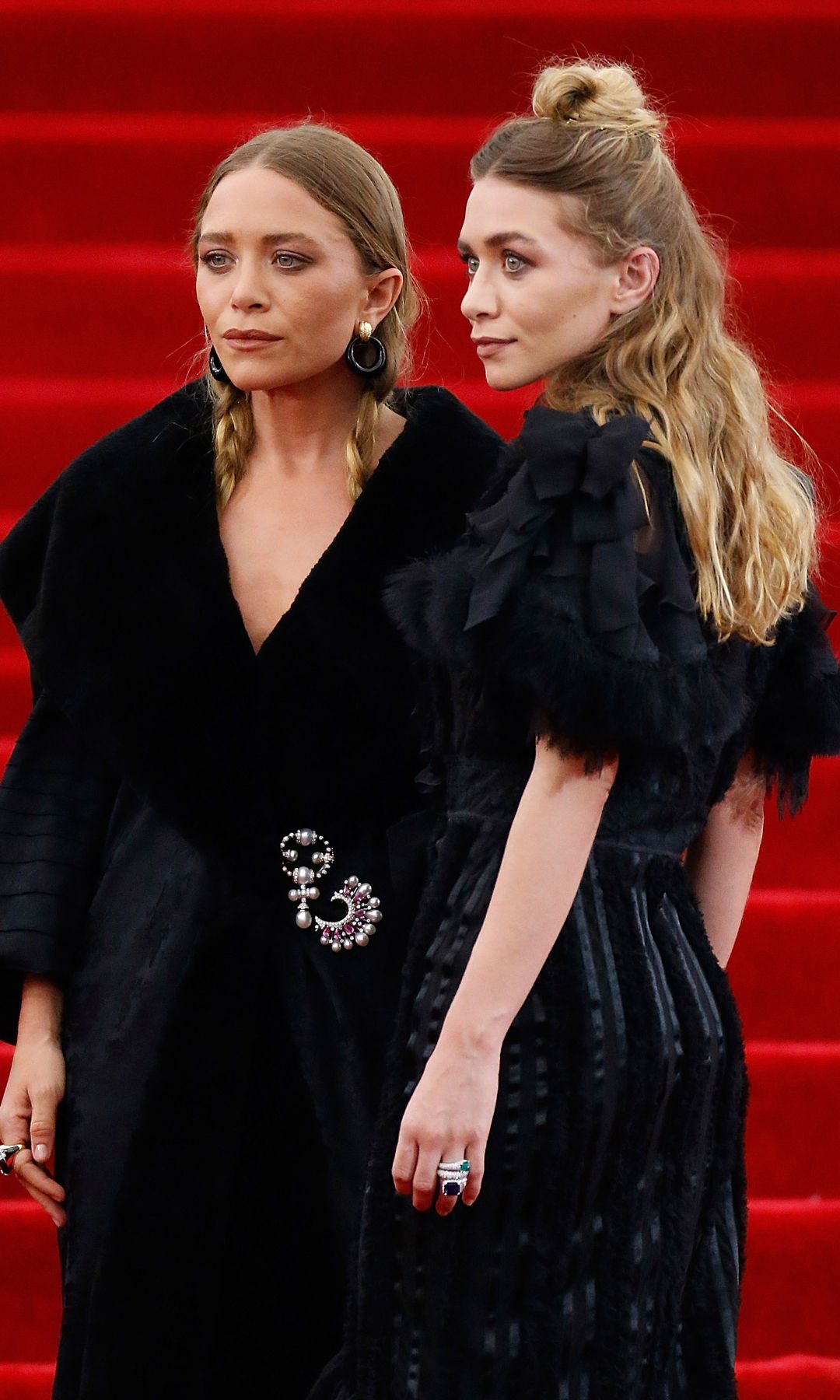 Mary Kate y Ashley Olsen asisten a la gala benéfica del Instituto del Vestuario "China: Through The Looking Glass" en el Museo Metropolitano de Arte el 4 de mayo de 2015 en la ciudad de Nueva York.