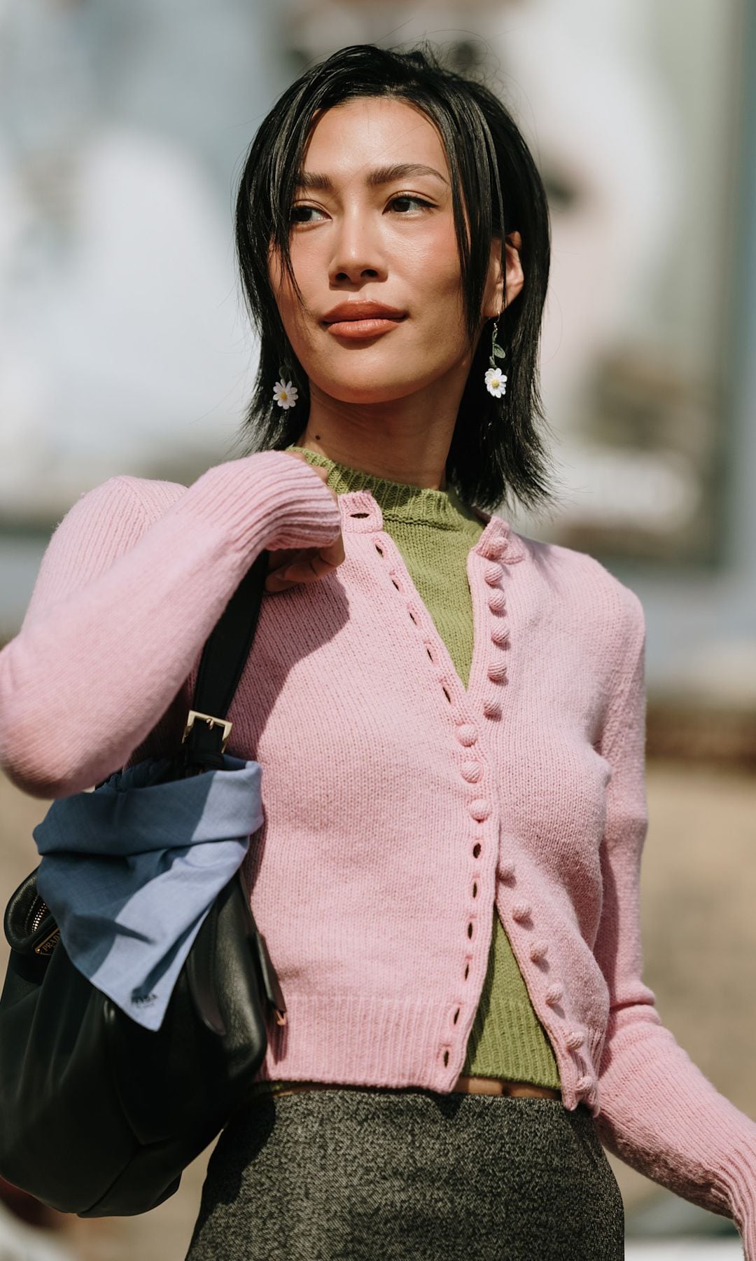 Look con cardigan rosa