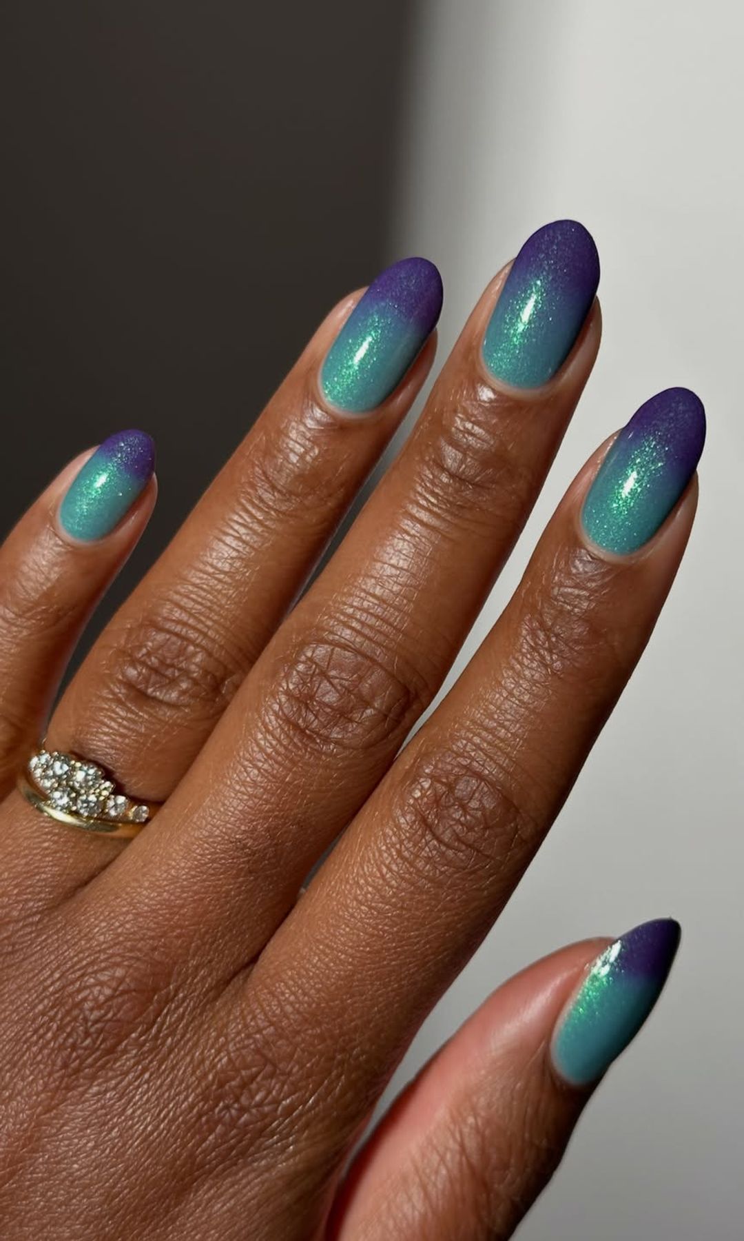 Manicura con brillo en tonos azules