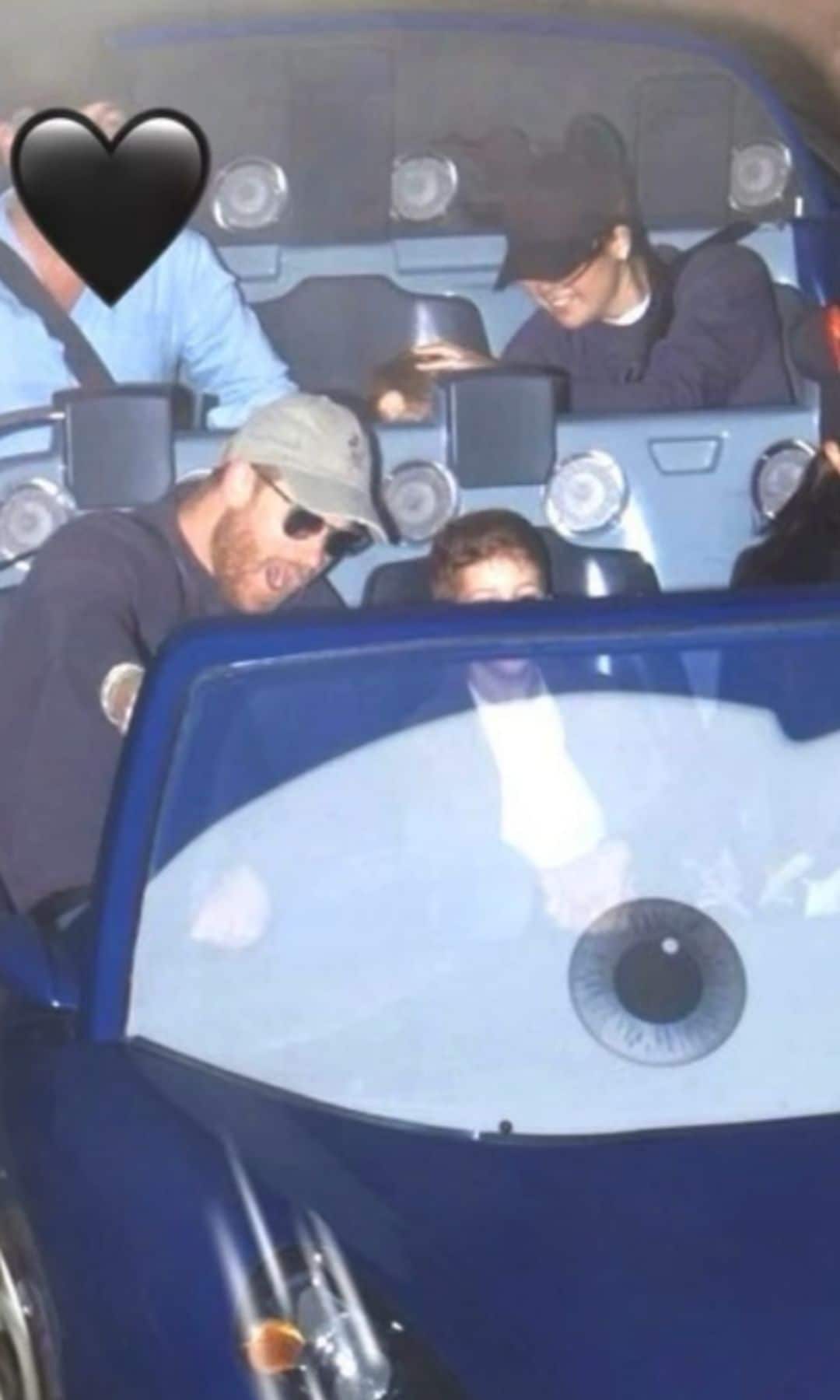 Harry y Meghan con Lilibet en una atracción de la película de 'Cars'.