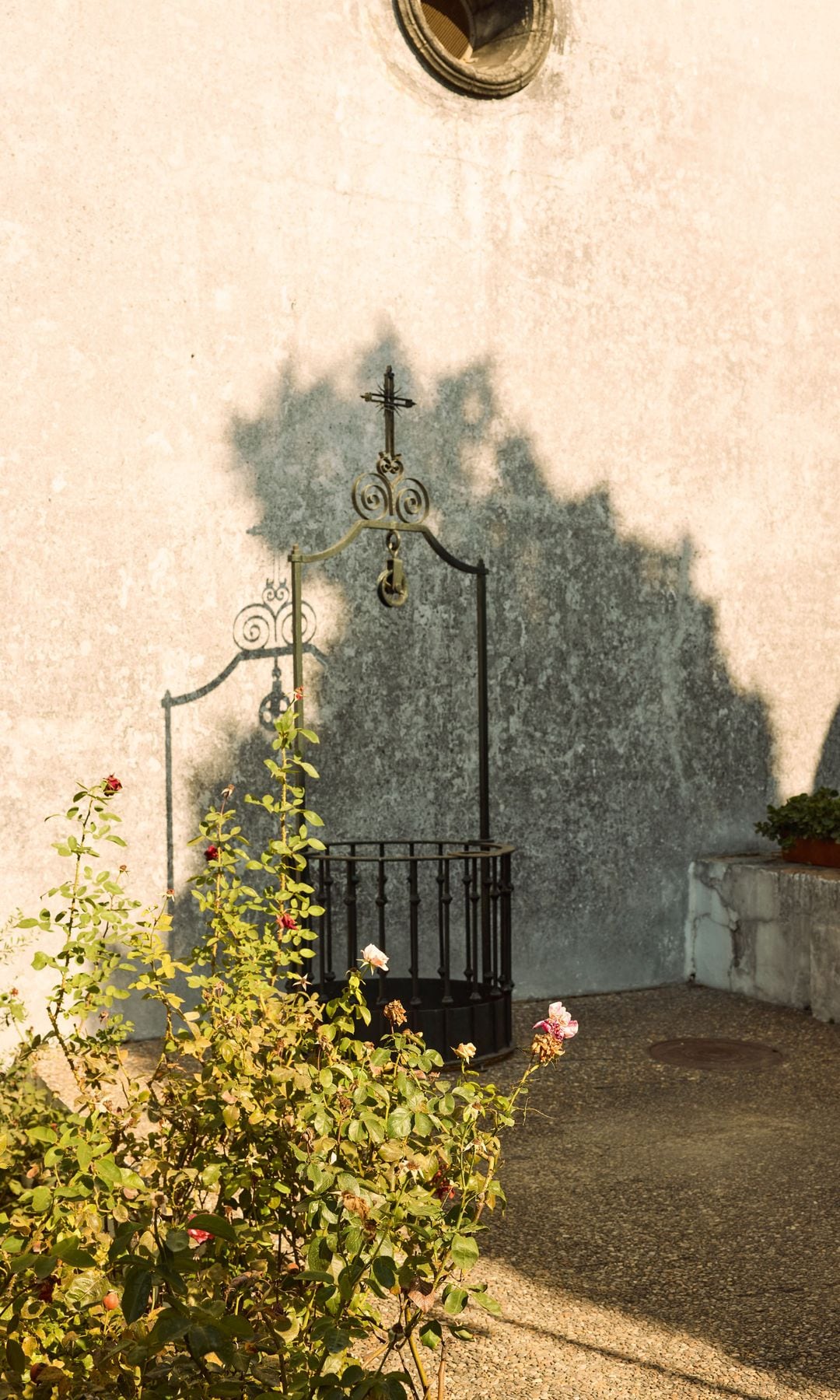 Otra vista del exterior de las bodegas Barbadillo