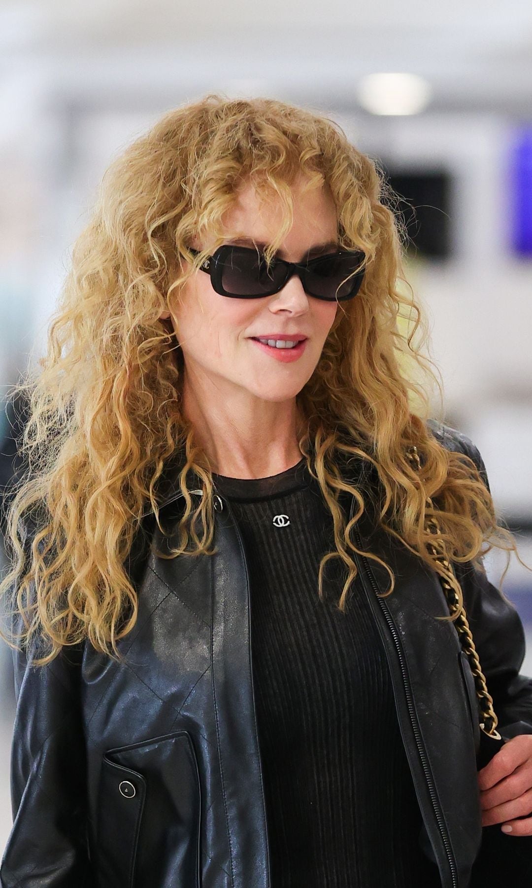 Nicole Kidman en el aeropuerto de Sídney con sus rizos naturales.