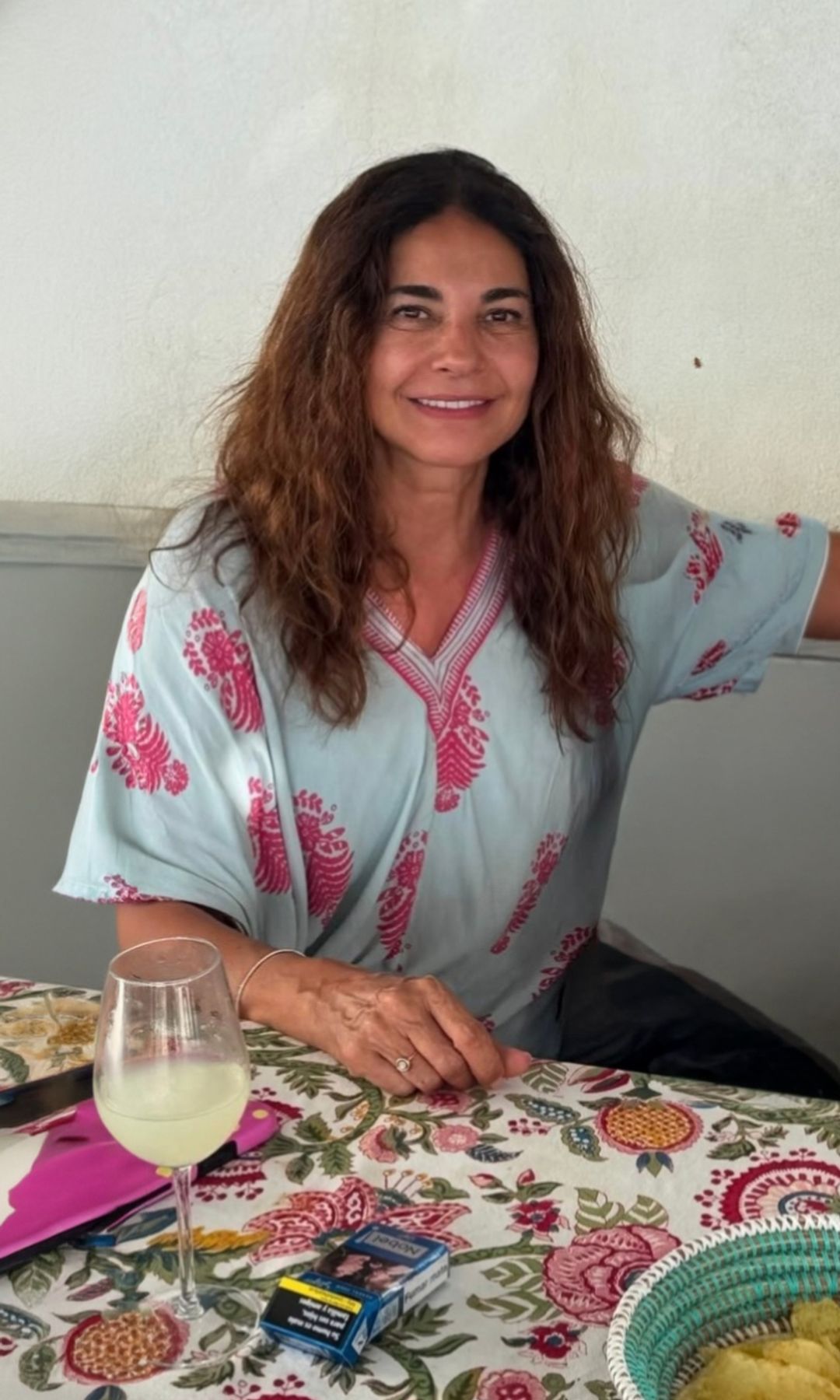 Mariló Montero comienza sus vacaciones en Sanlúcar con el caftán estampado que todas queremos en un día de playa