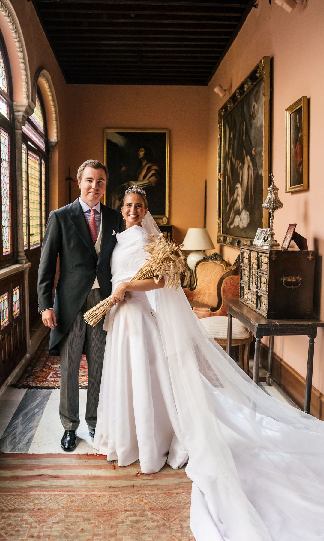 Vestido de novia de Teresa en boda en Sevilla con doble escote