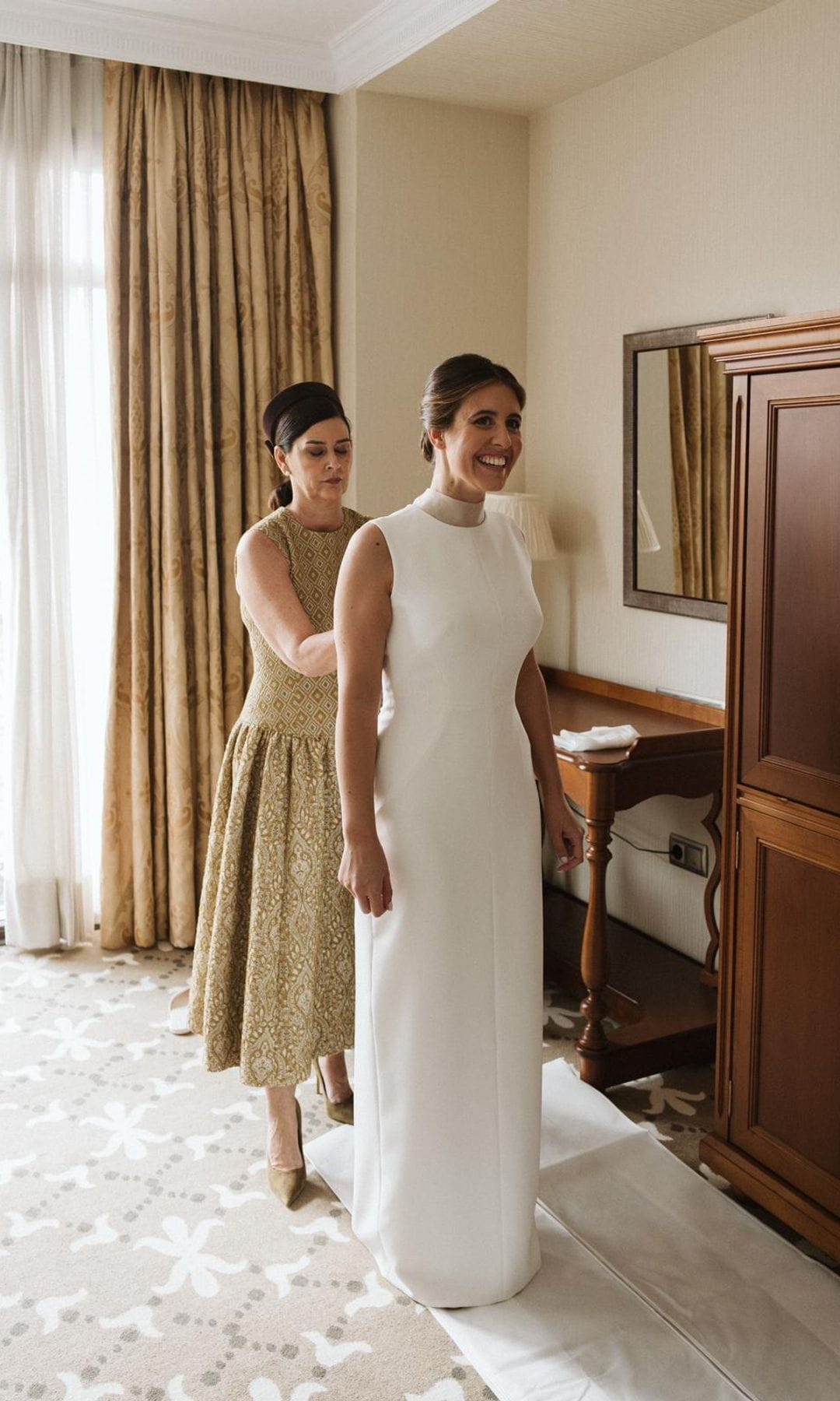 Vestido de novia con chaqueta desmontable de Luis Infantes