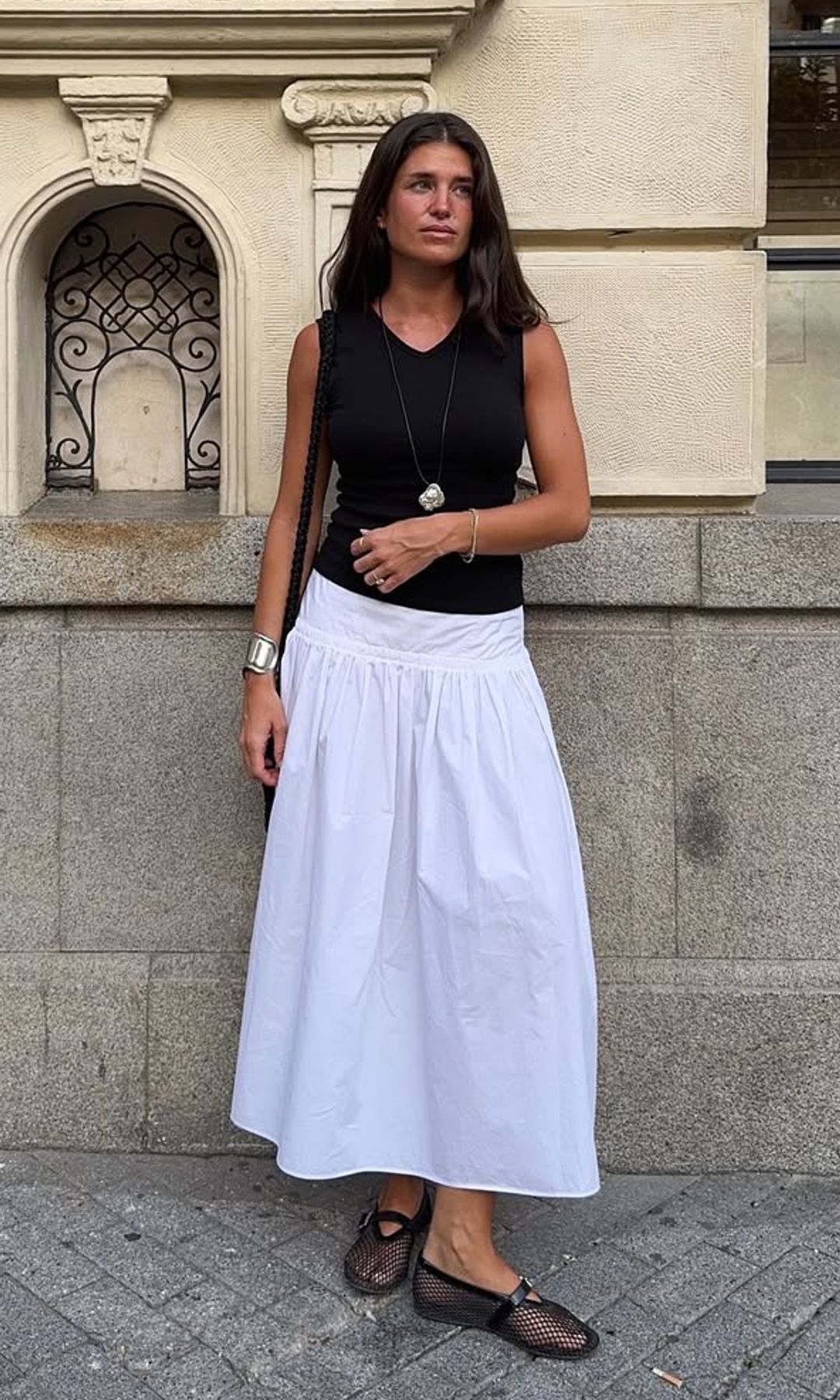 Vuelve esta temporada la falda midi blanca que fascinaba a Grace Kelly: elegancia atemporal, ultrafemenina y muy cómoda