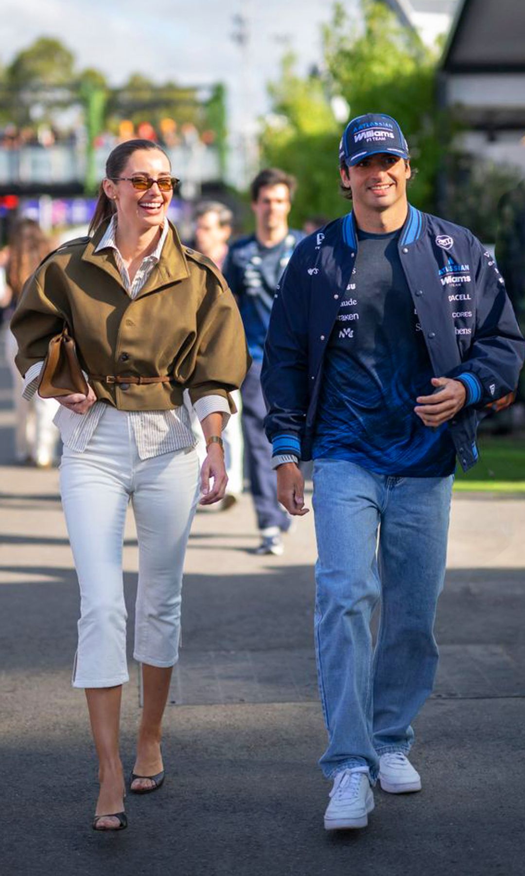 Detrás de un hombre icono siempre hay una novia que hace de estilista: el fenómeno que une a Carlos Sainz Jr., Travis Kelce y Timothée Chalamet