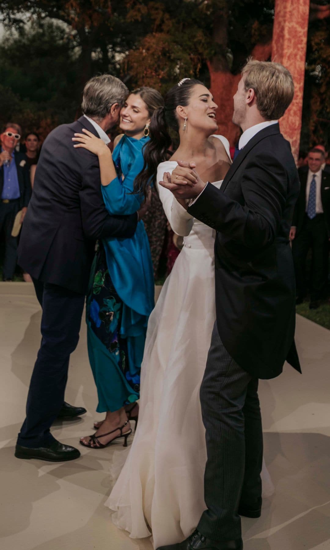 Cayetano bailando con su hija, Amina, y su mellizo, Luis, con Bárbara