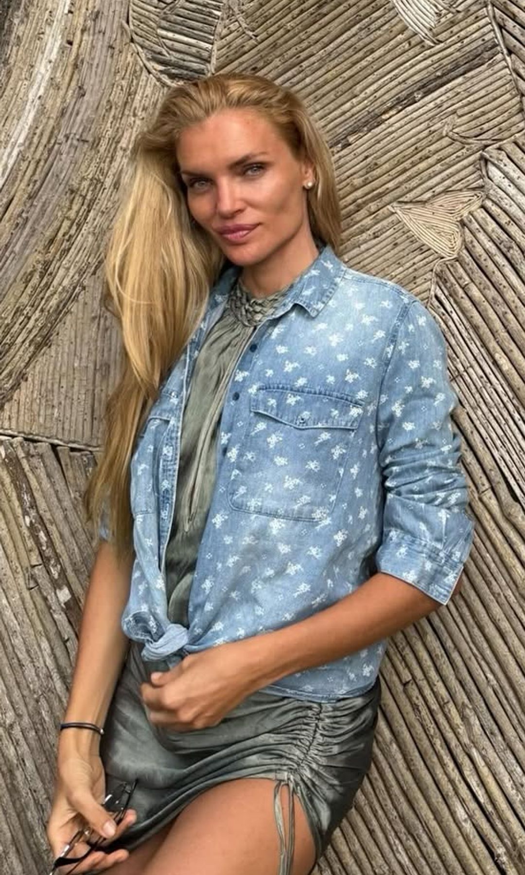 Esther Cañadas con camisa denim y falda mini plisada satinada