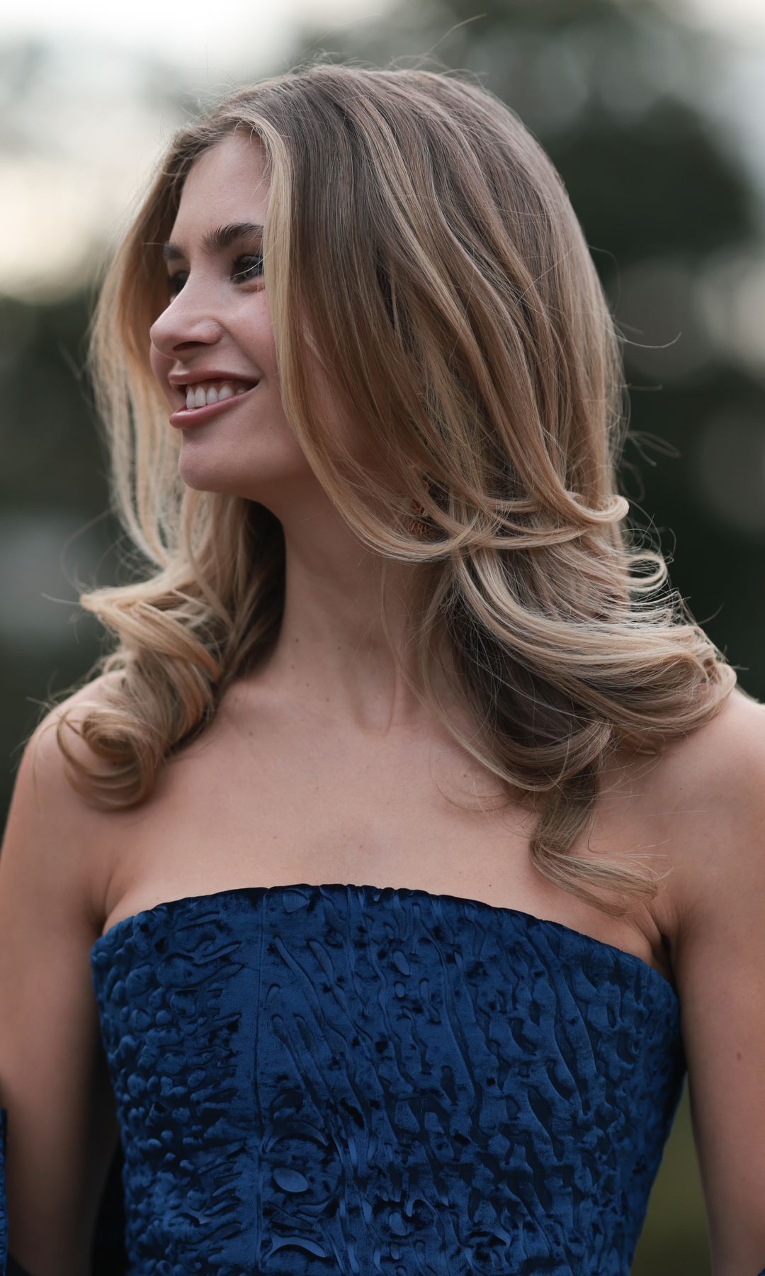  Corte efecto mariposa para cabello rubio