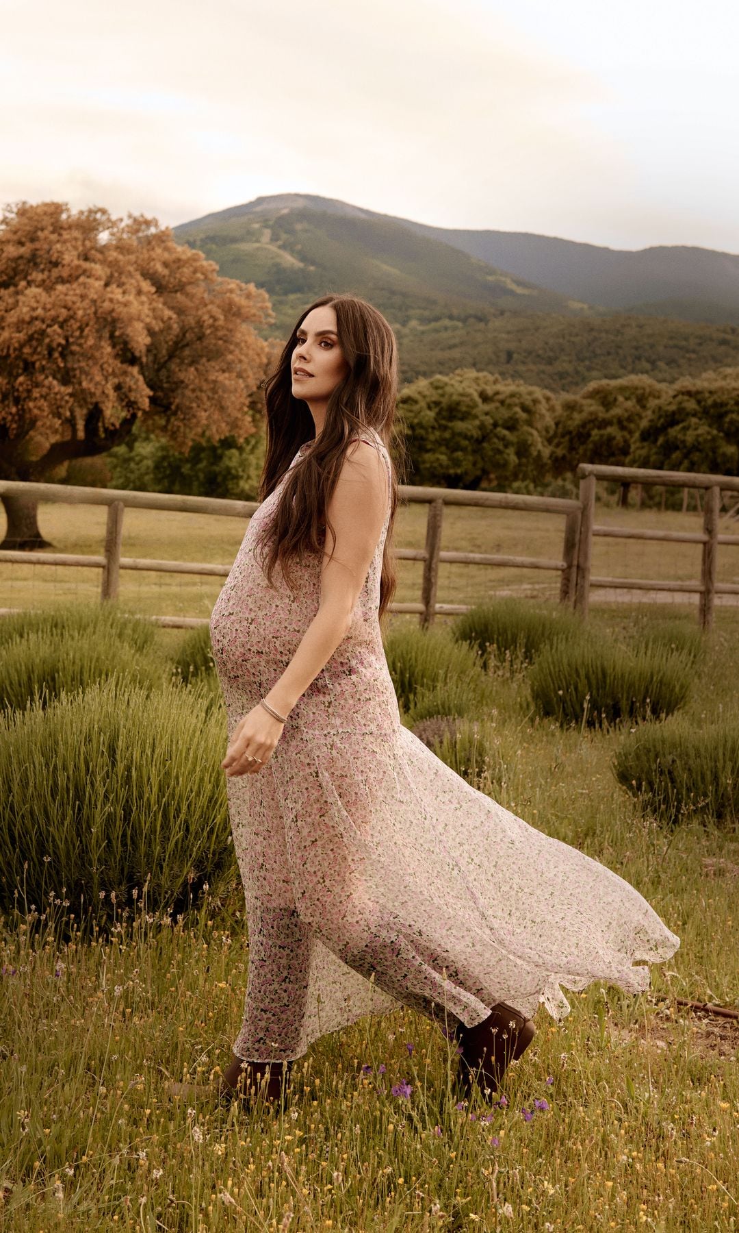 Cristina Pedroche paseando con un vestido vaporoso por el campo