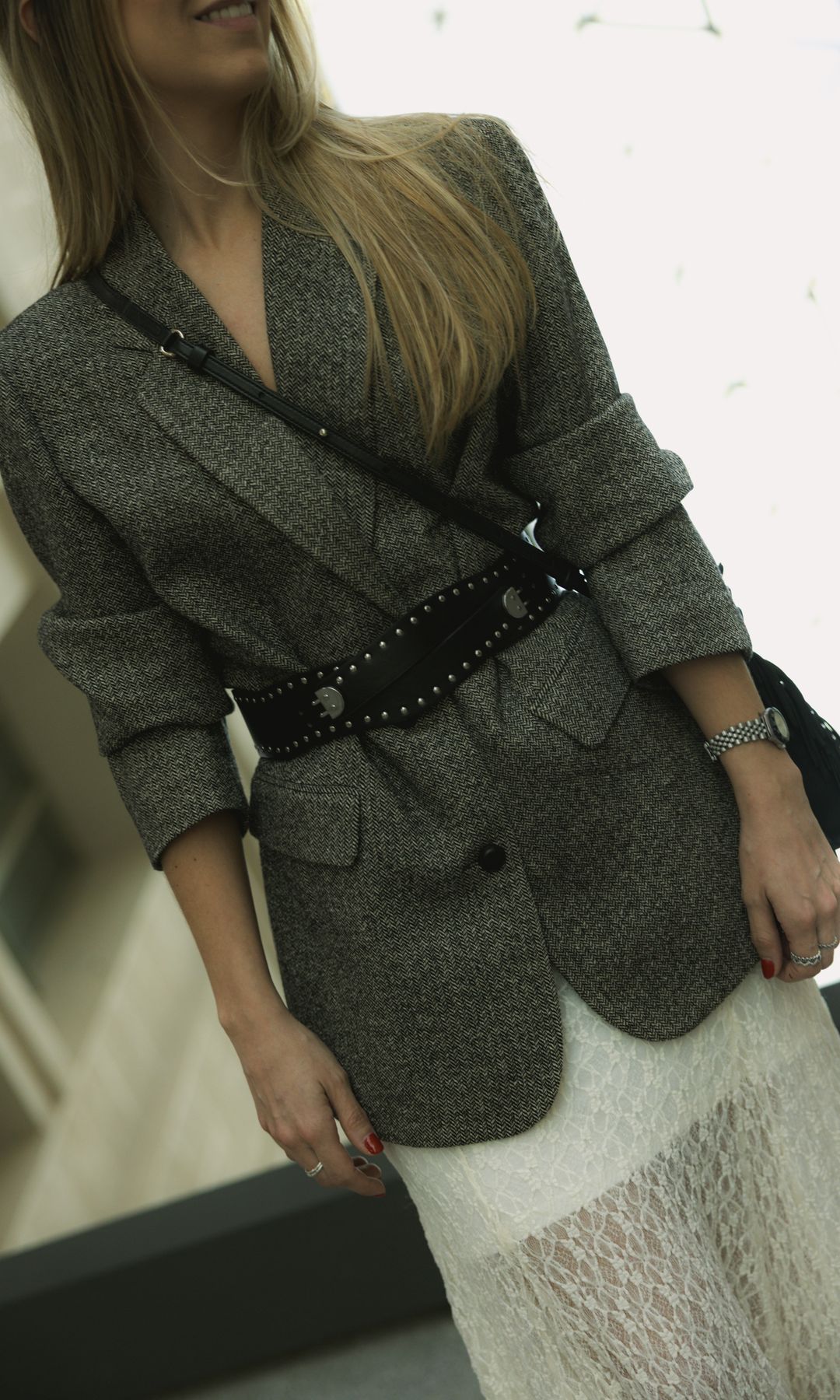 Cómo elevar tus looks de otoño con un cinturón, según las invitadas a los desfiles de Madrid