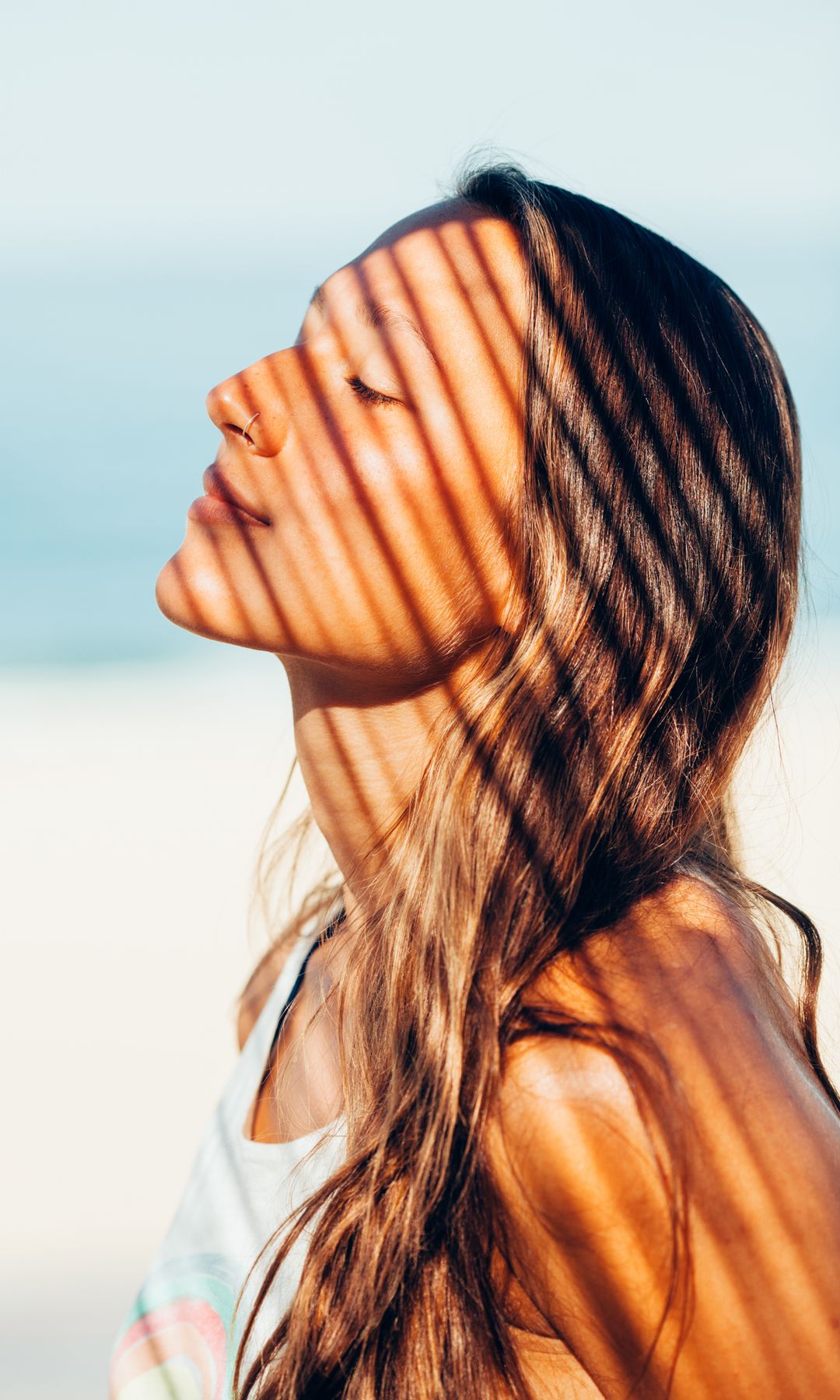 Una chica disfrutando del sol en la playa