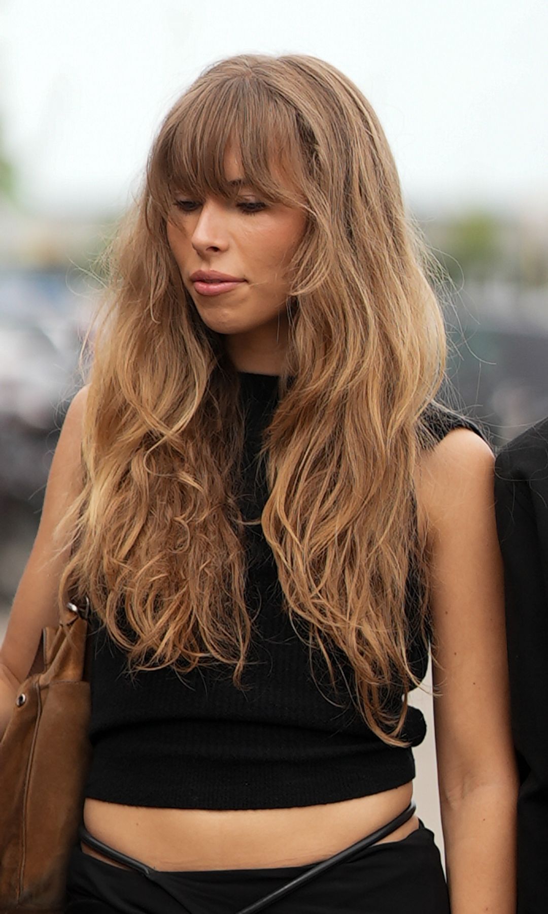 Corte de pelo largo con capas y flequillo