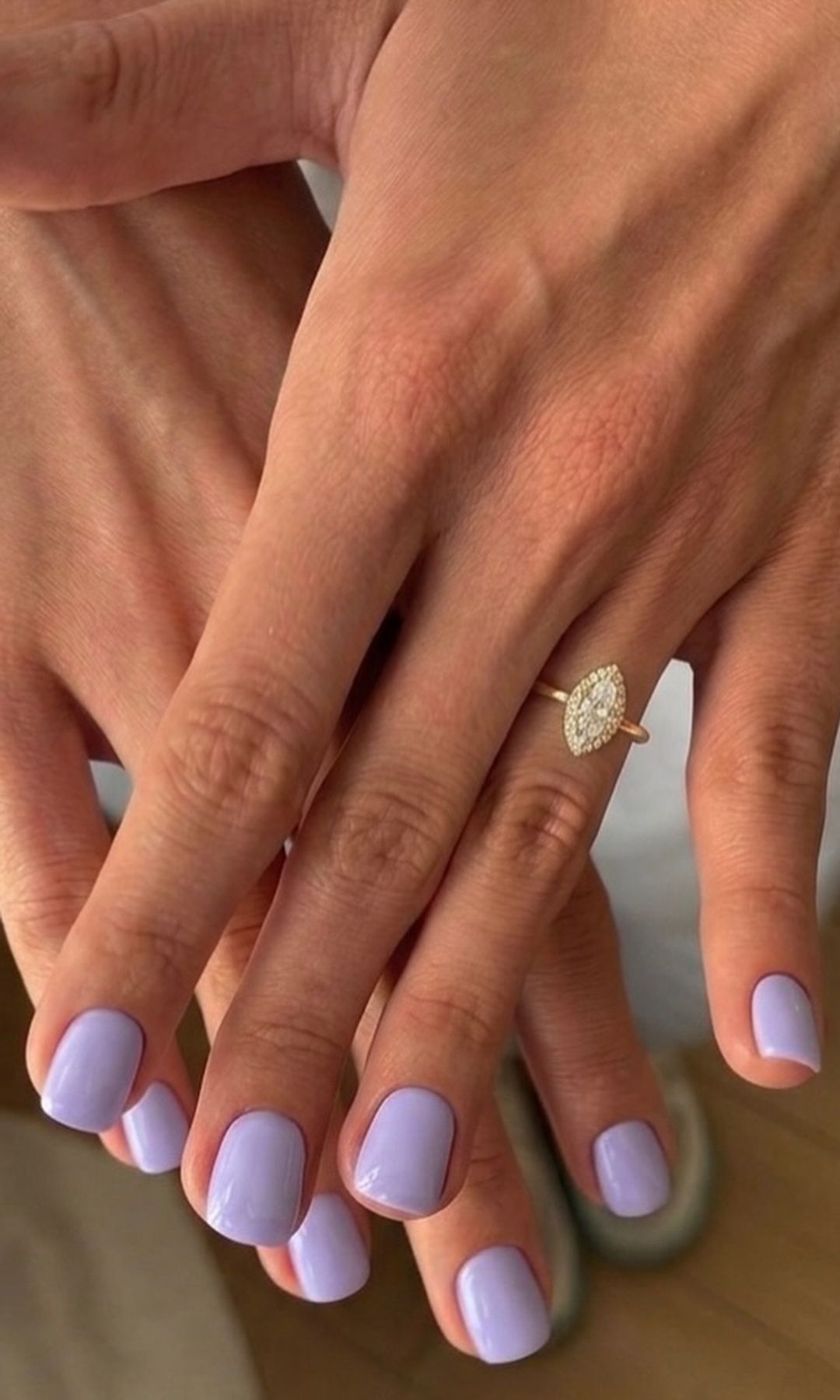 Manicura corta en lila