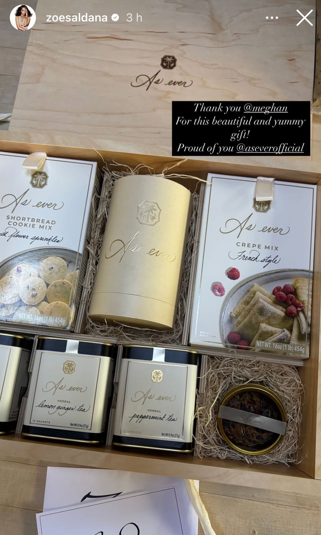 Zoe Saldaña fue otra de las 'celebs' que recibió un regalo por parte de Meghan Markle.