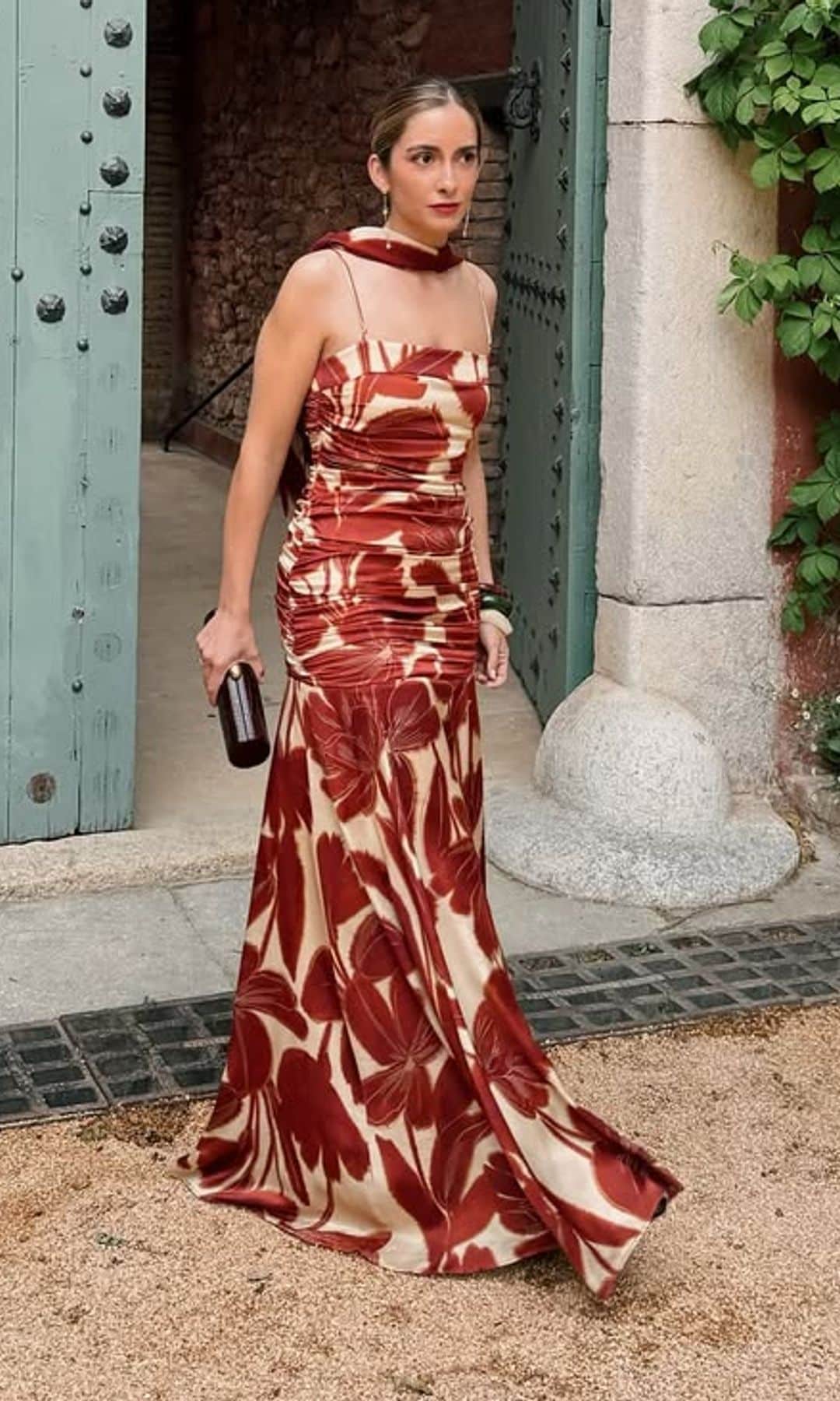 Invitada con vestido estampado