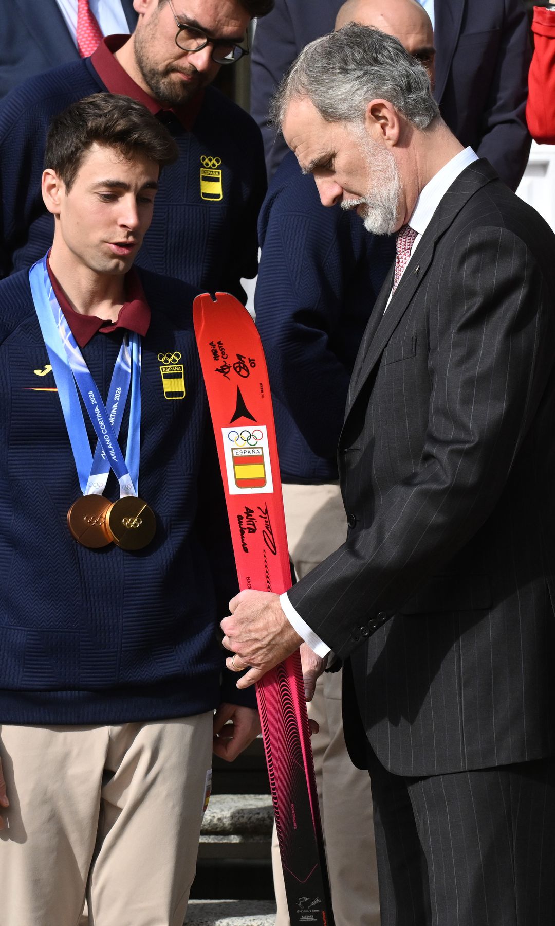 El deportista Oriol Cardona, el rey Felipe, la reina Letizia, la deportista Ana Alonso durante la audiencia al Equipo Olímpico Español participante en los Juegos Olímpicos de Invierno de Milano-Cortina 2026, en el Palacio de La Zarzuela, a 25 de febrero de 2026, en Madrid