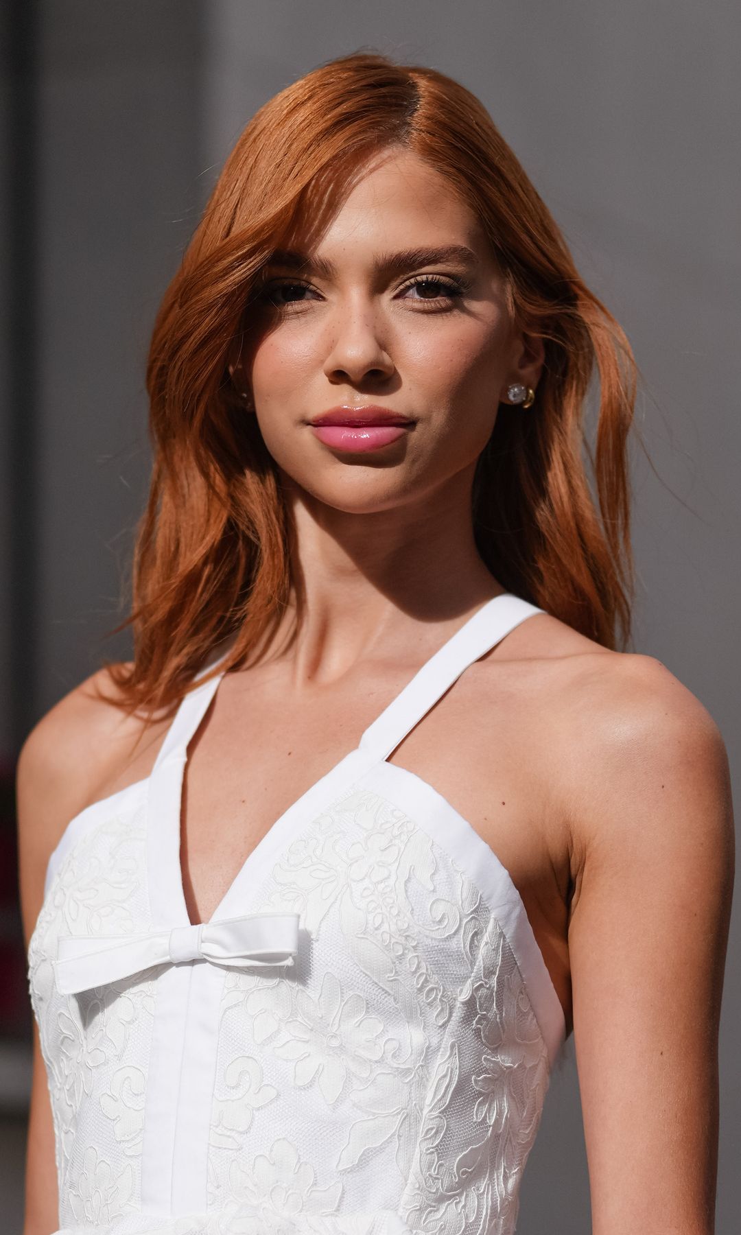  Mujer con cabello cobrizo