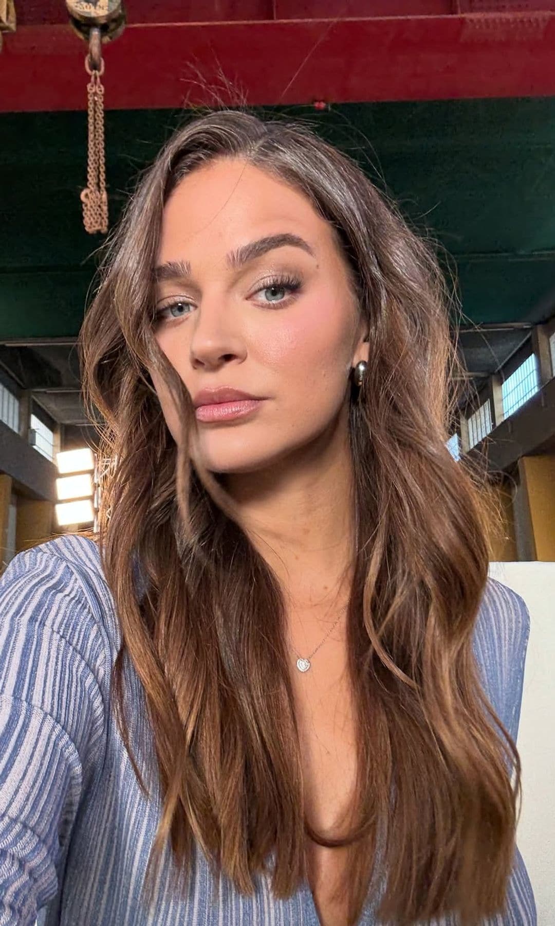 Laura Escanes con extensiones y el pelo castaño
