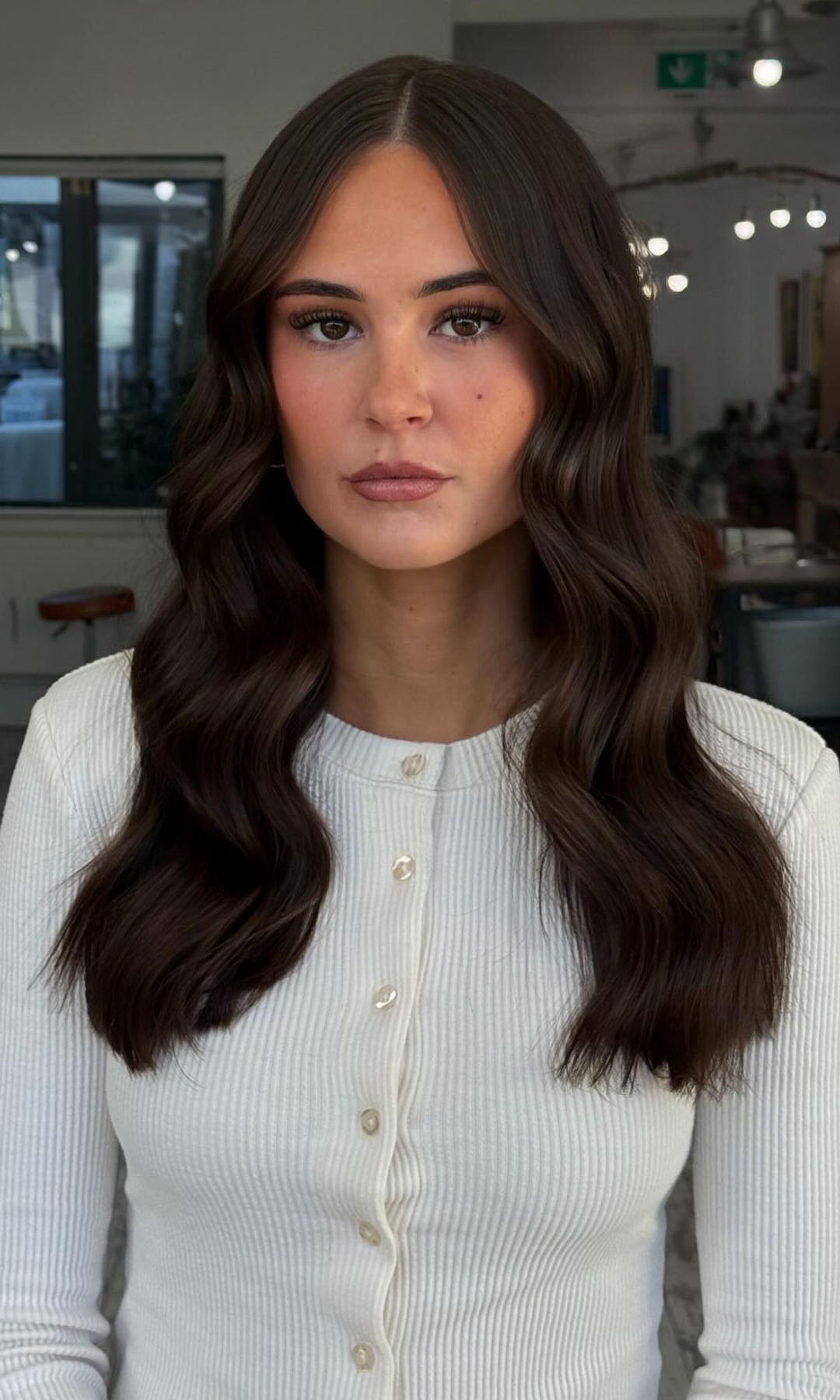 Cabello castaño oscuro