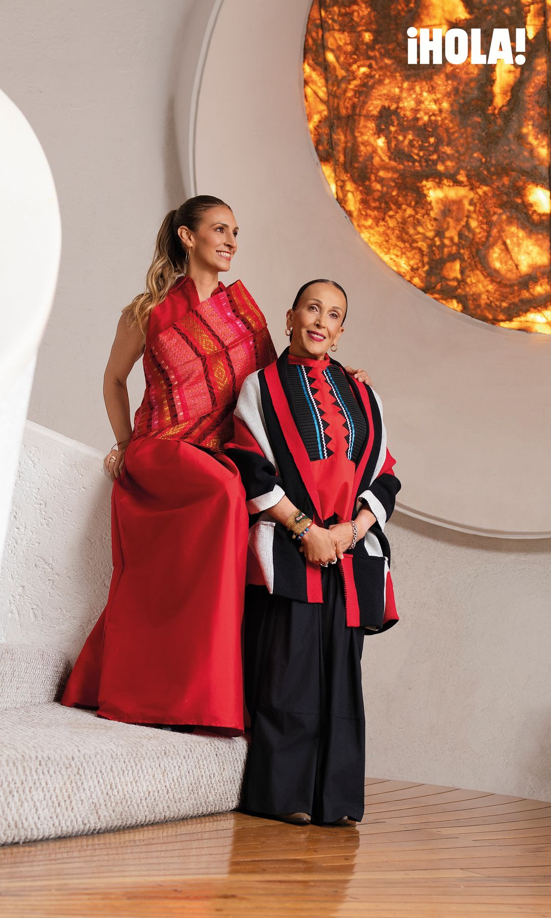 Madre e hija nos regalan una postal única: Viviana Álvarez en un vestido Simorra, rebozo de Jilberto Núñez Cruz de San Cristóbal de las Casas, Chiapas; y su madre, en una blusa de Arturo Pérez Valdez de Huebachi, Bocoyna, Chihuahua, abrigo de Fábrica Social y falda de 1/8 Takamura.