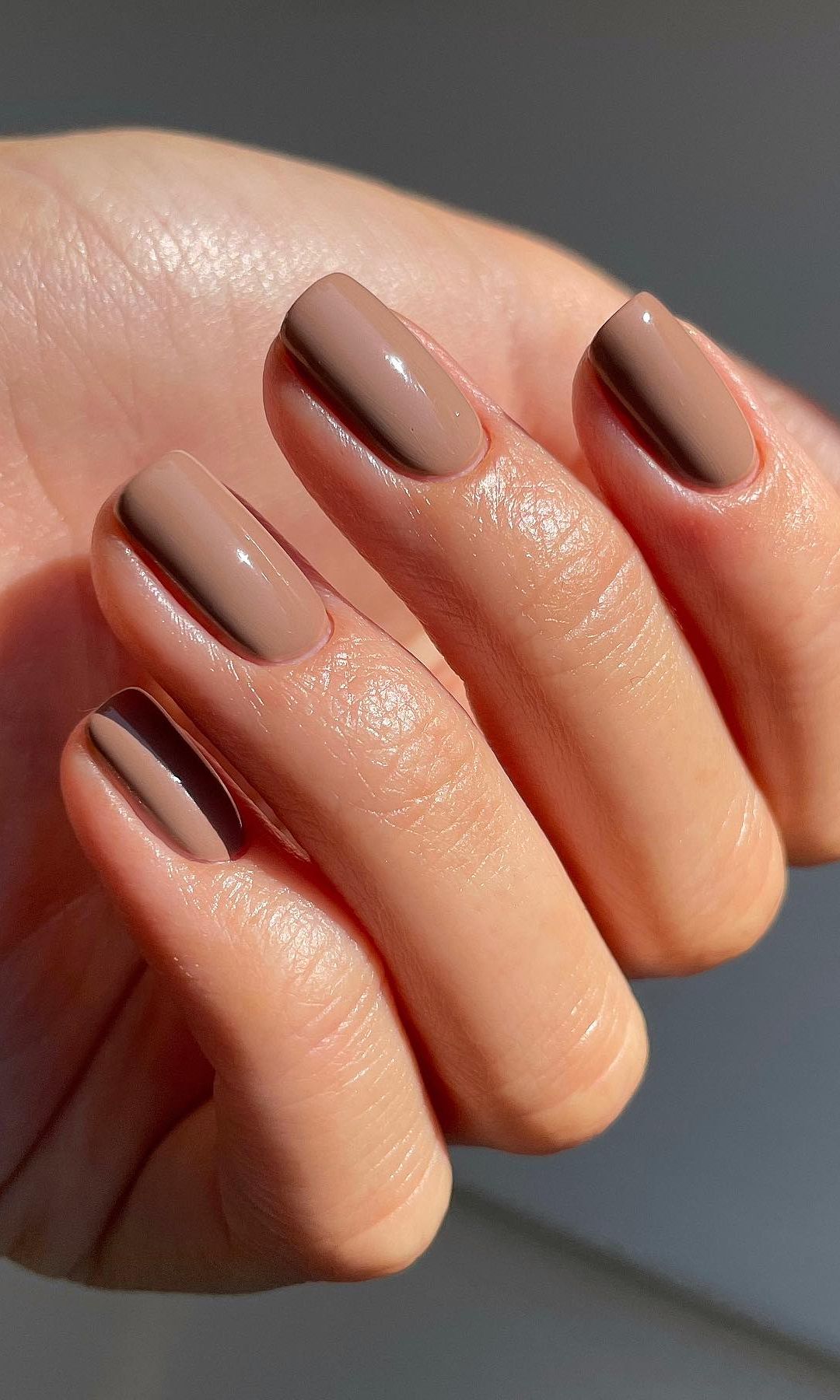 Manicura en color marrón