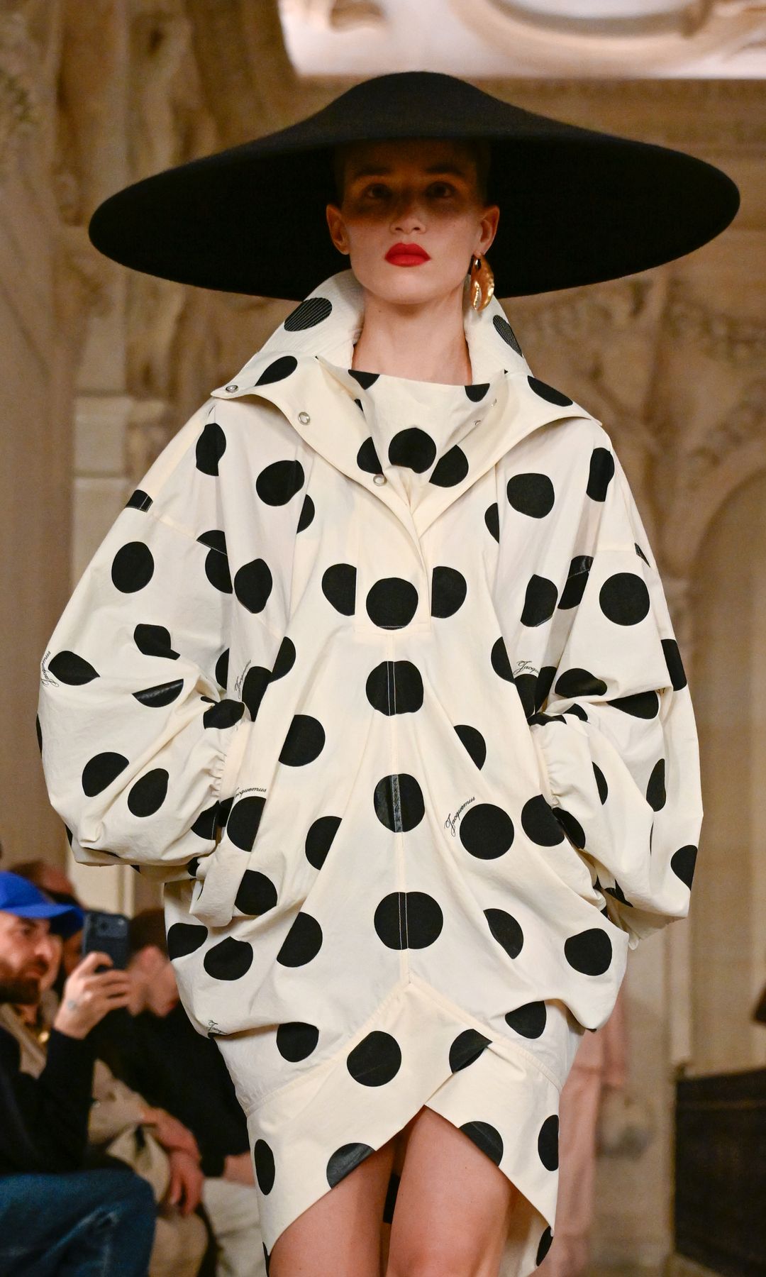 Tras nombrar a su abuela embajadora, Jacquemus presenta una colección íntima con guiños a Balenciaga