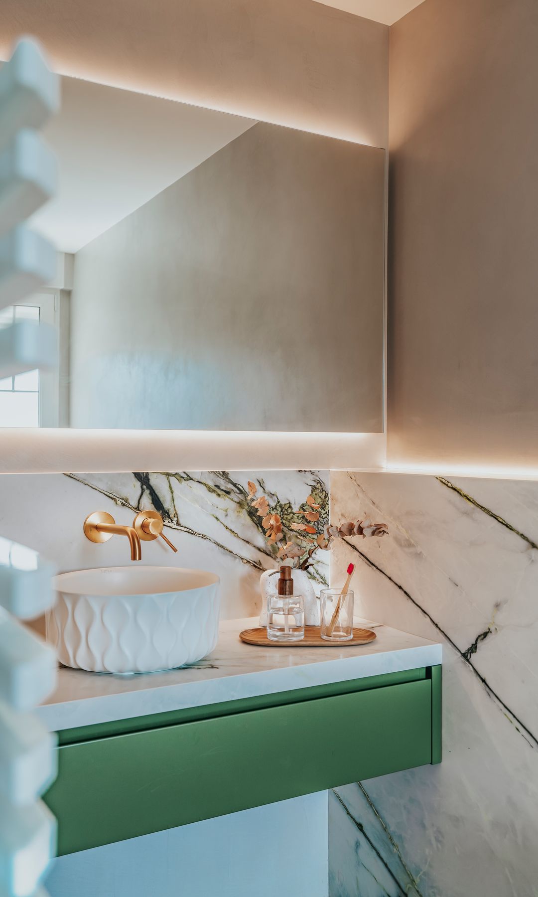 Lavabo con textura de Bathco en un proyecto de 3A Interiorismo