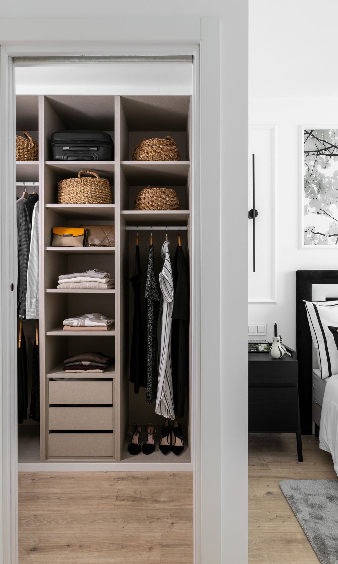 Vestidor en un proyecto del estudio de interiorismo Alberto Torres con estilismo de Beatriz Sánchez