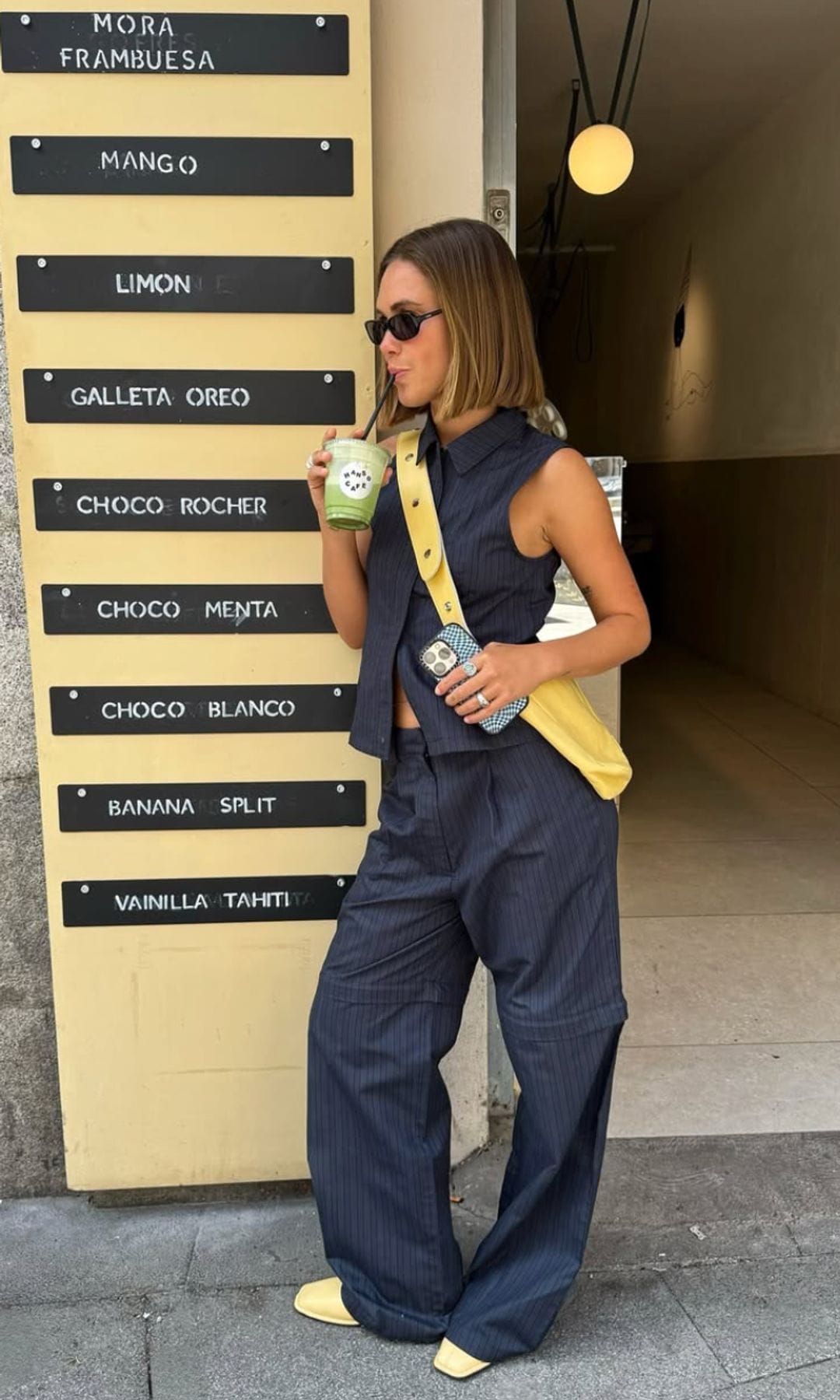 ¡HOLA! Fashion Desmontando mitos de moda: los pantalones anchos solo favorecen a las chicas altas