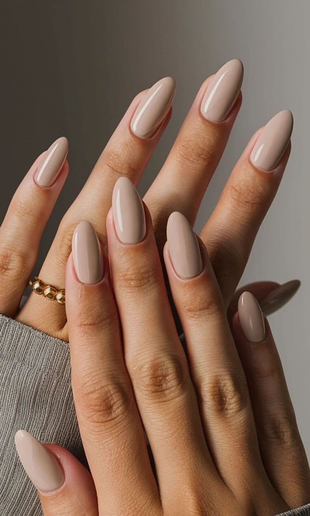 Manicura marrón suave