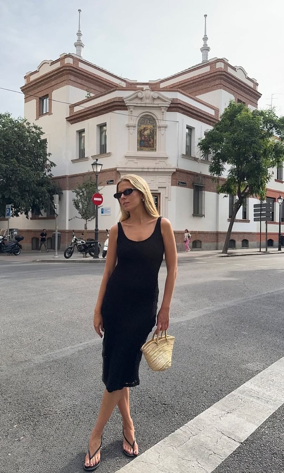 vestido negro con chanclas
