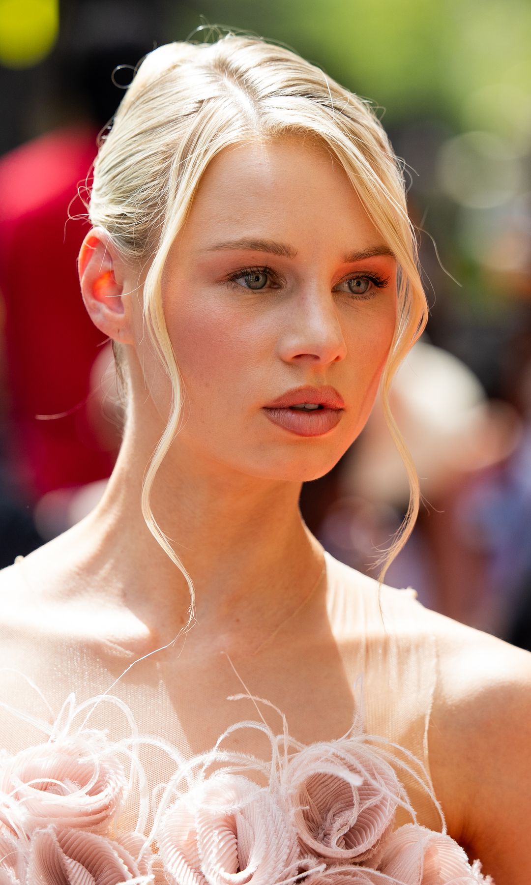  Mujer rubia con cejas finas