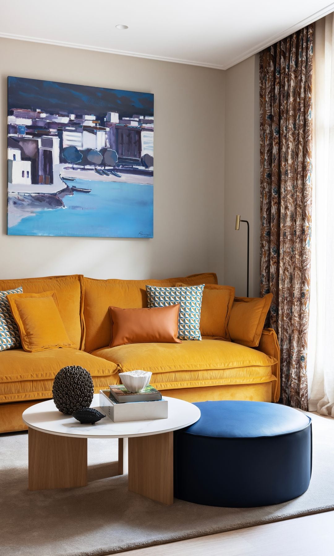 Salón con sofá en color amarillo