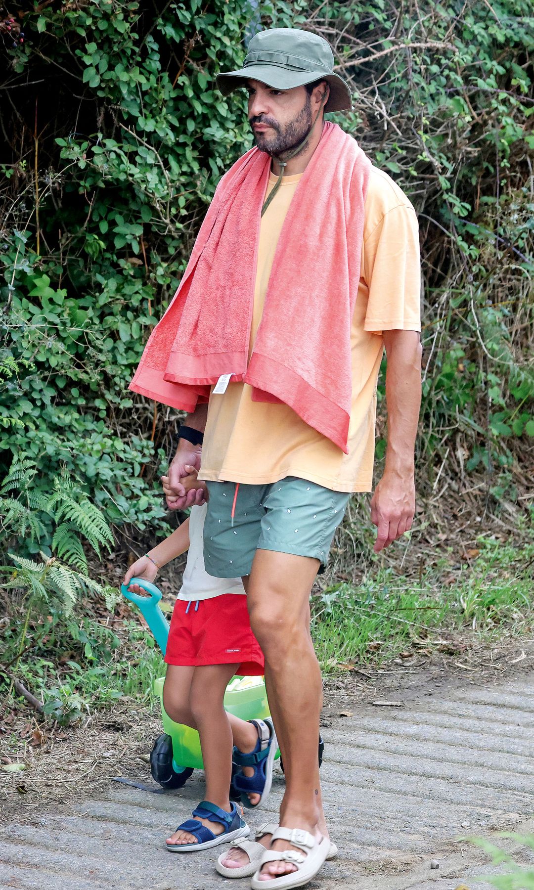 La pareja y el hijo de Paula Echevarría de la mano y camino a la playa
