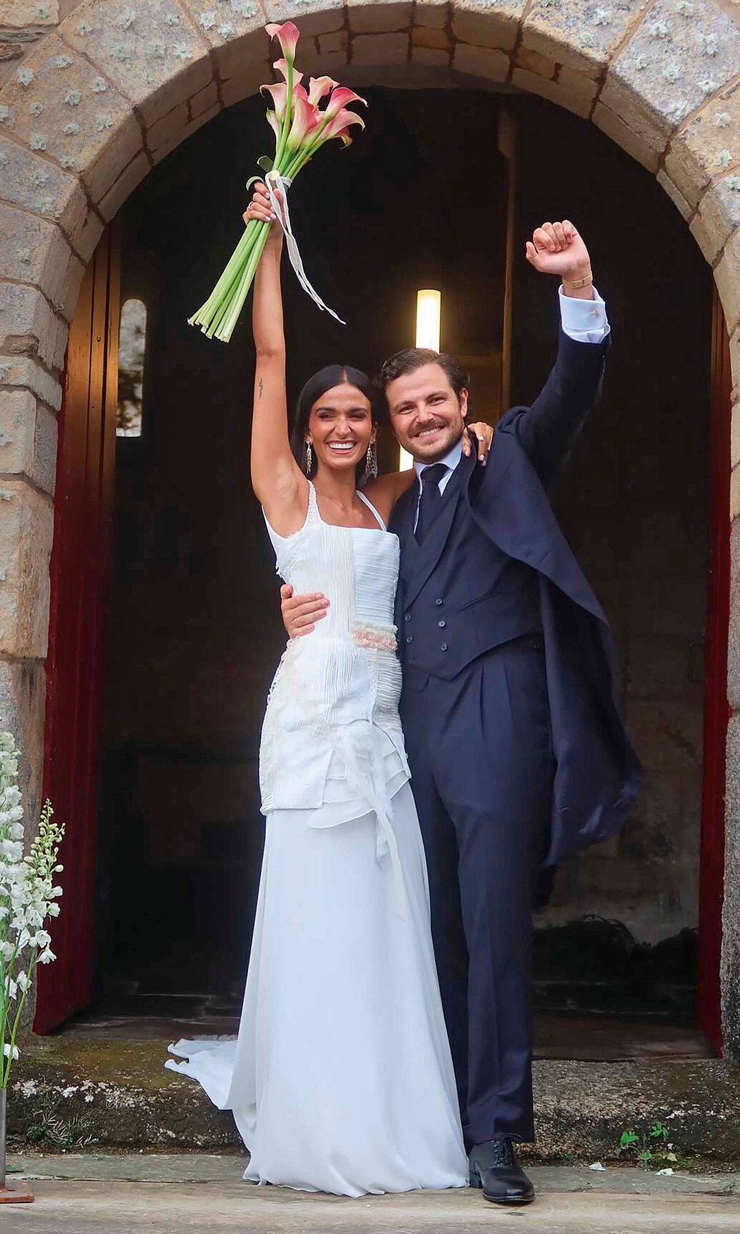 Alejandra Navarro y Carlos Fuente tras darse el "sí, quiero" en la Basílica de San Martín de Mondoñedo, en el municipio gallego de Foz