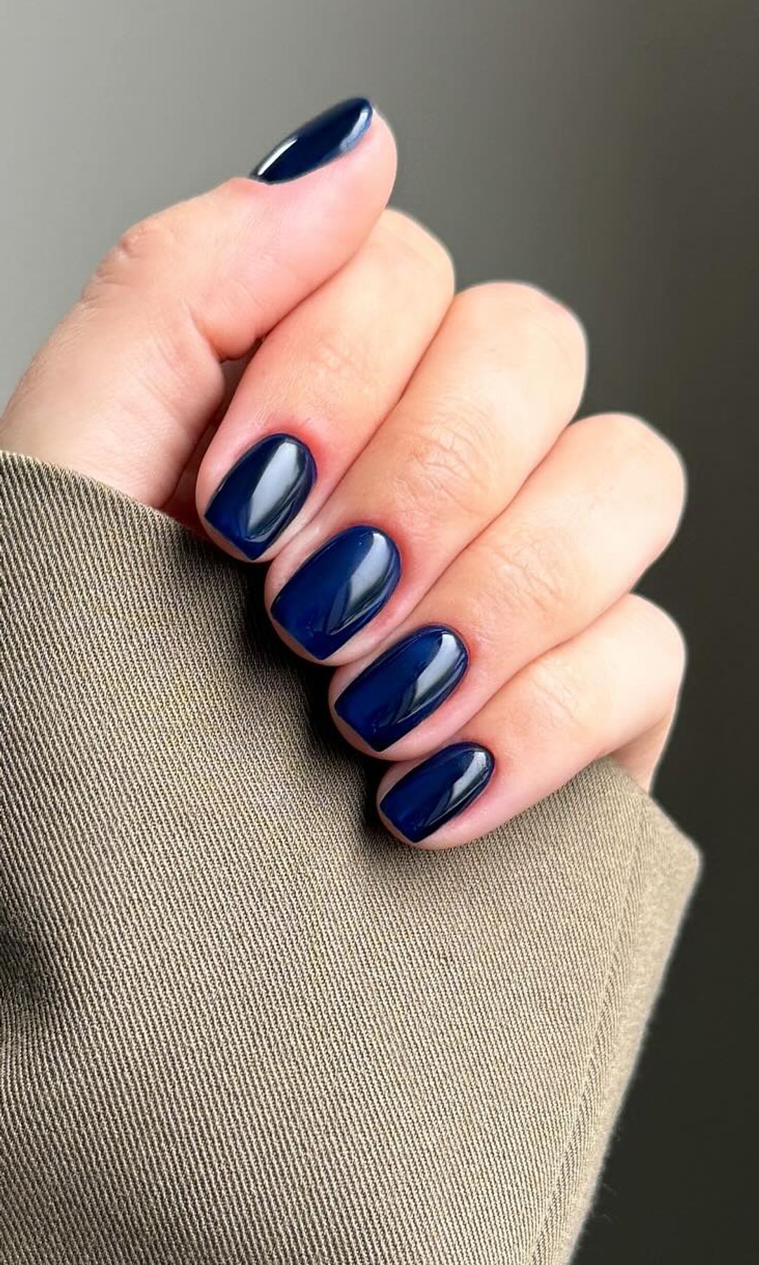 Manicura en azul marino