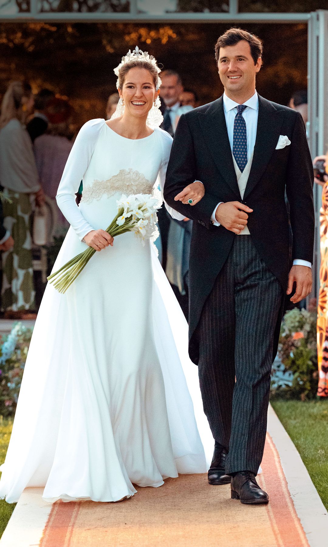 Recordamos el vestido de novia de Victoria López-Quesada y su tiara histórica en la boda que reunió a la realeza española hace un año